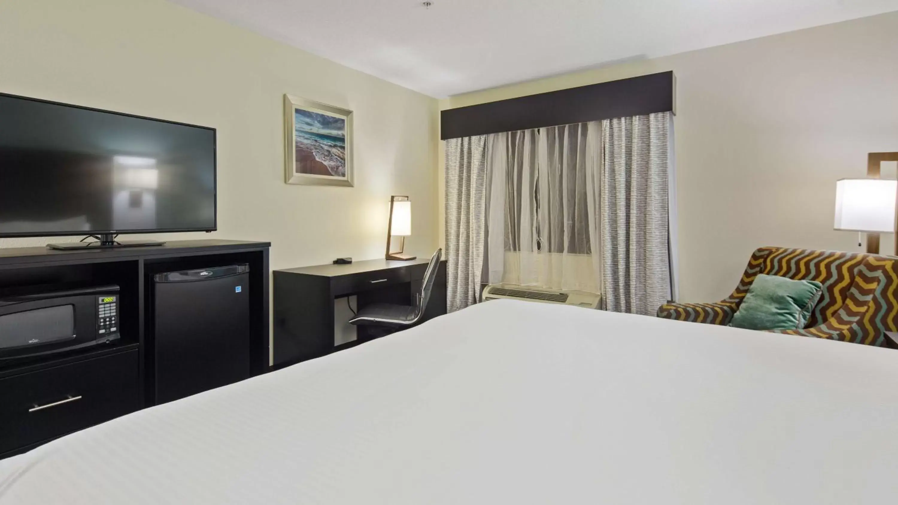 TV and multimedia in Best Western Mayport Inn and Suites