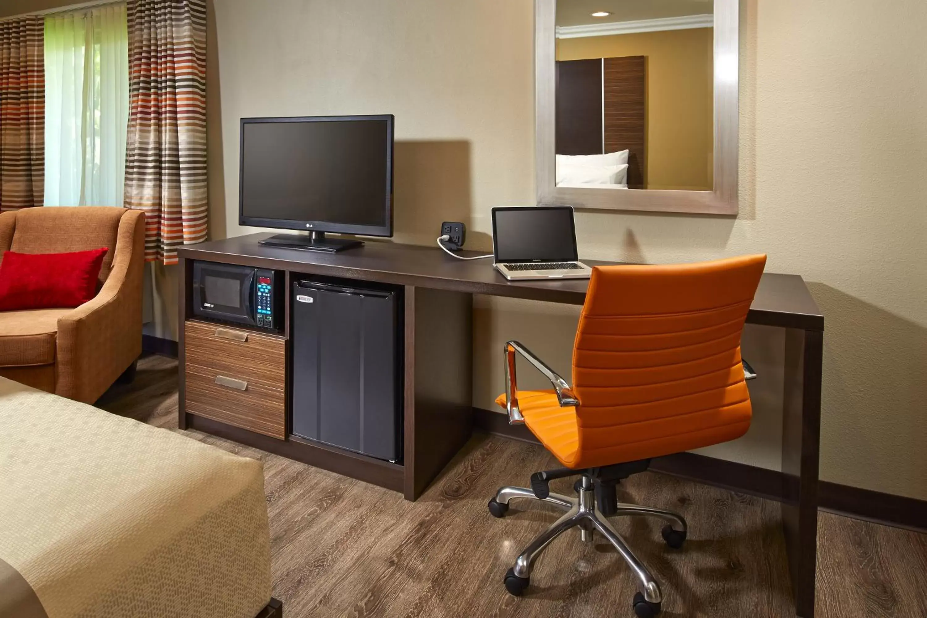 Seating area, TV/Entertainment Center in Eden Roc Inn & Suites near the Maingate