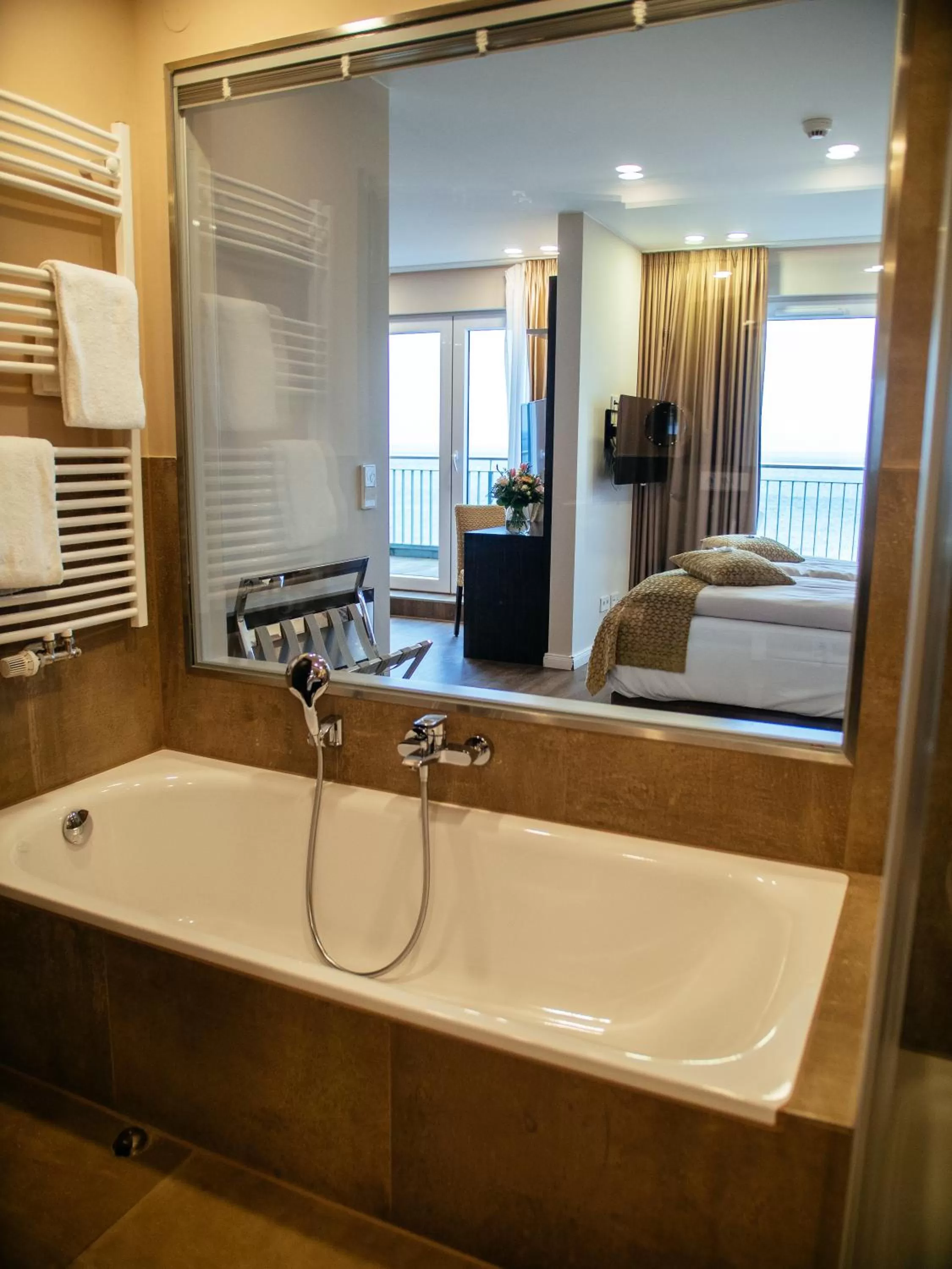 Bathroom, Bed in Strandhotel Luv