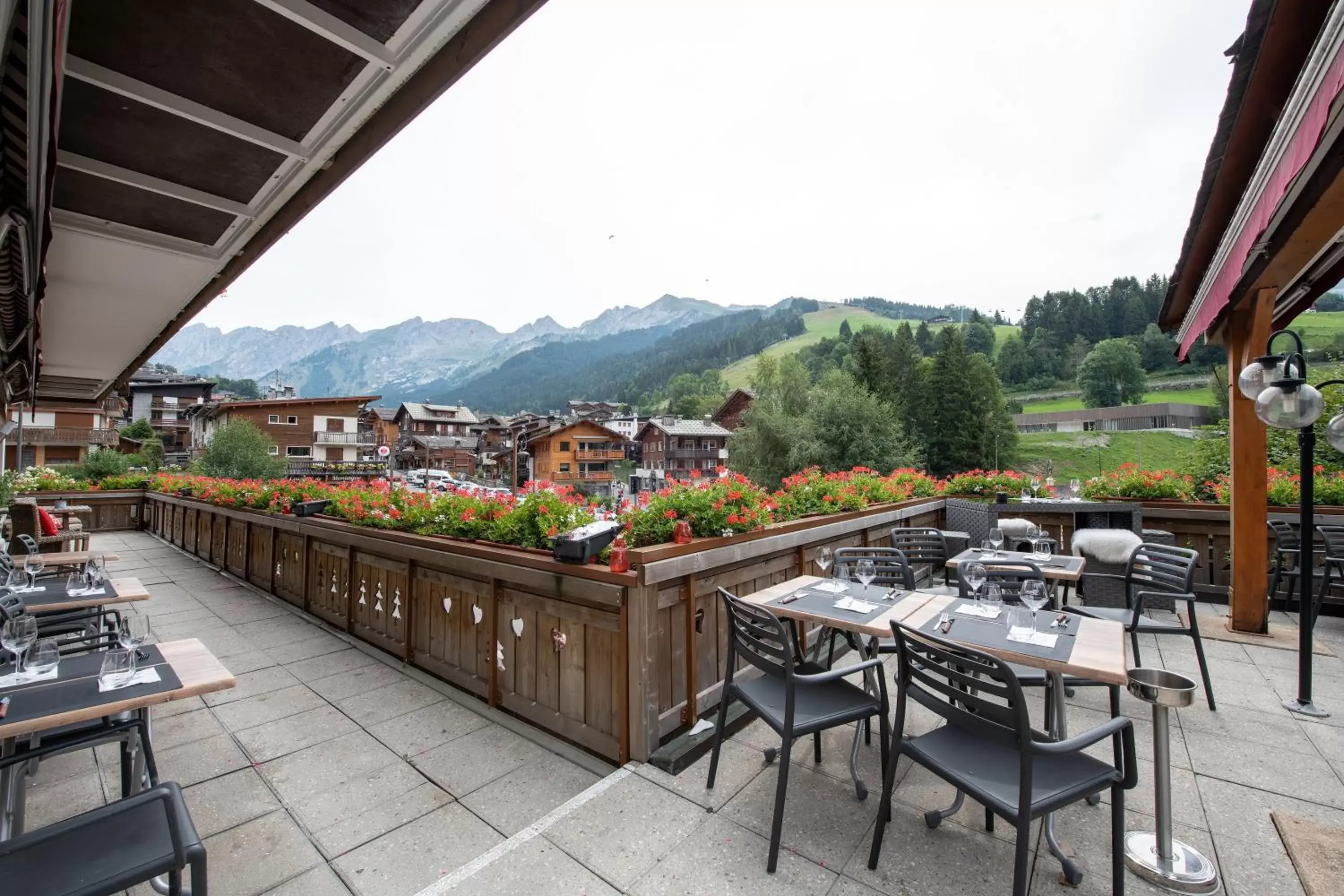 Patio in Hotel La Montagne