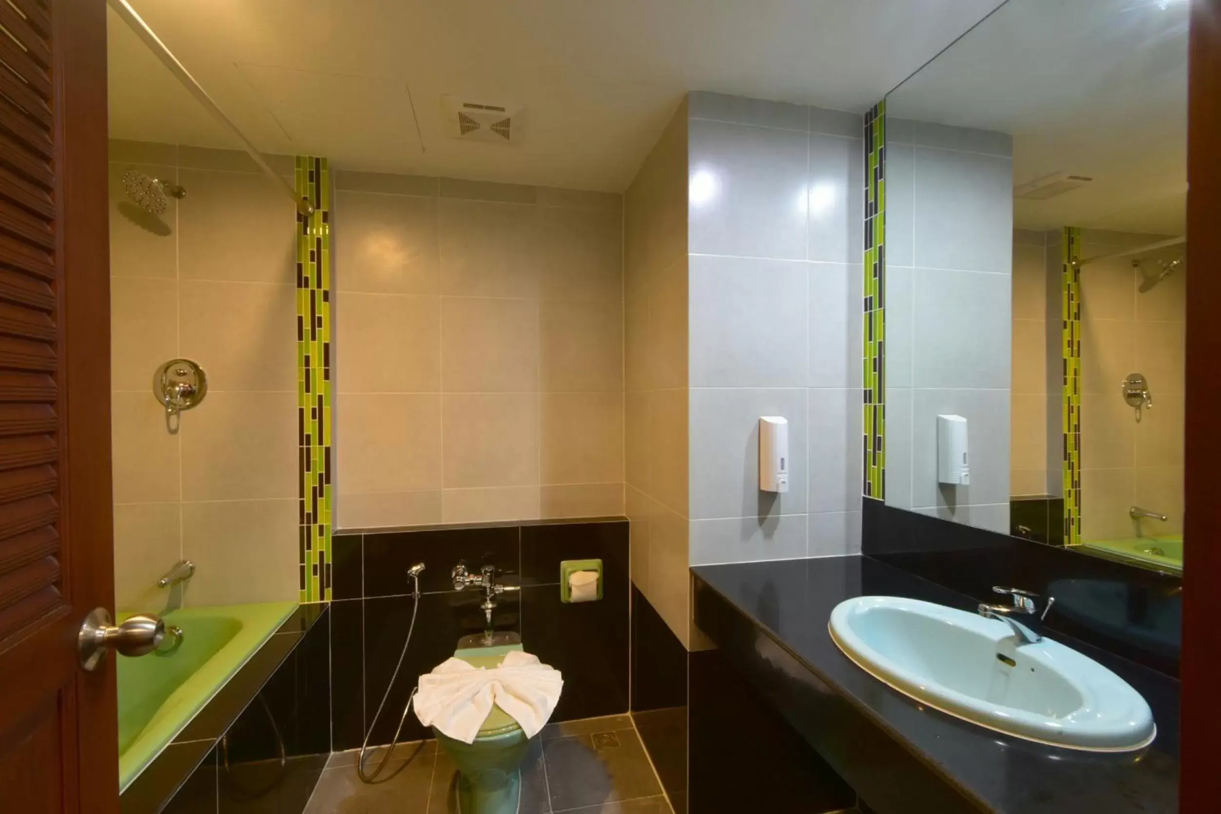 Shower, Bathroom in Siam Oriental Hotel