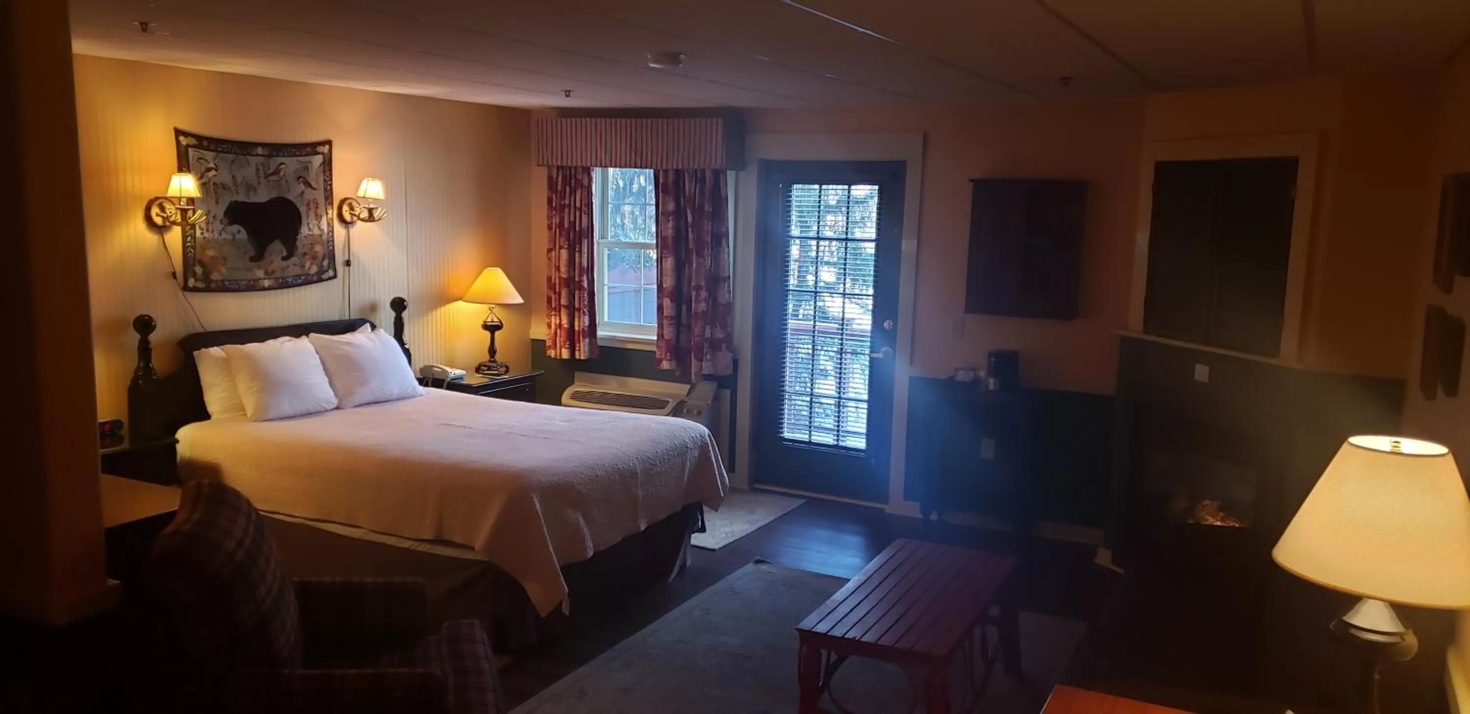 Bed in The Common Man Inn, Spa & Lodge