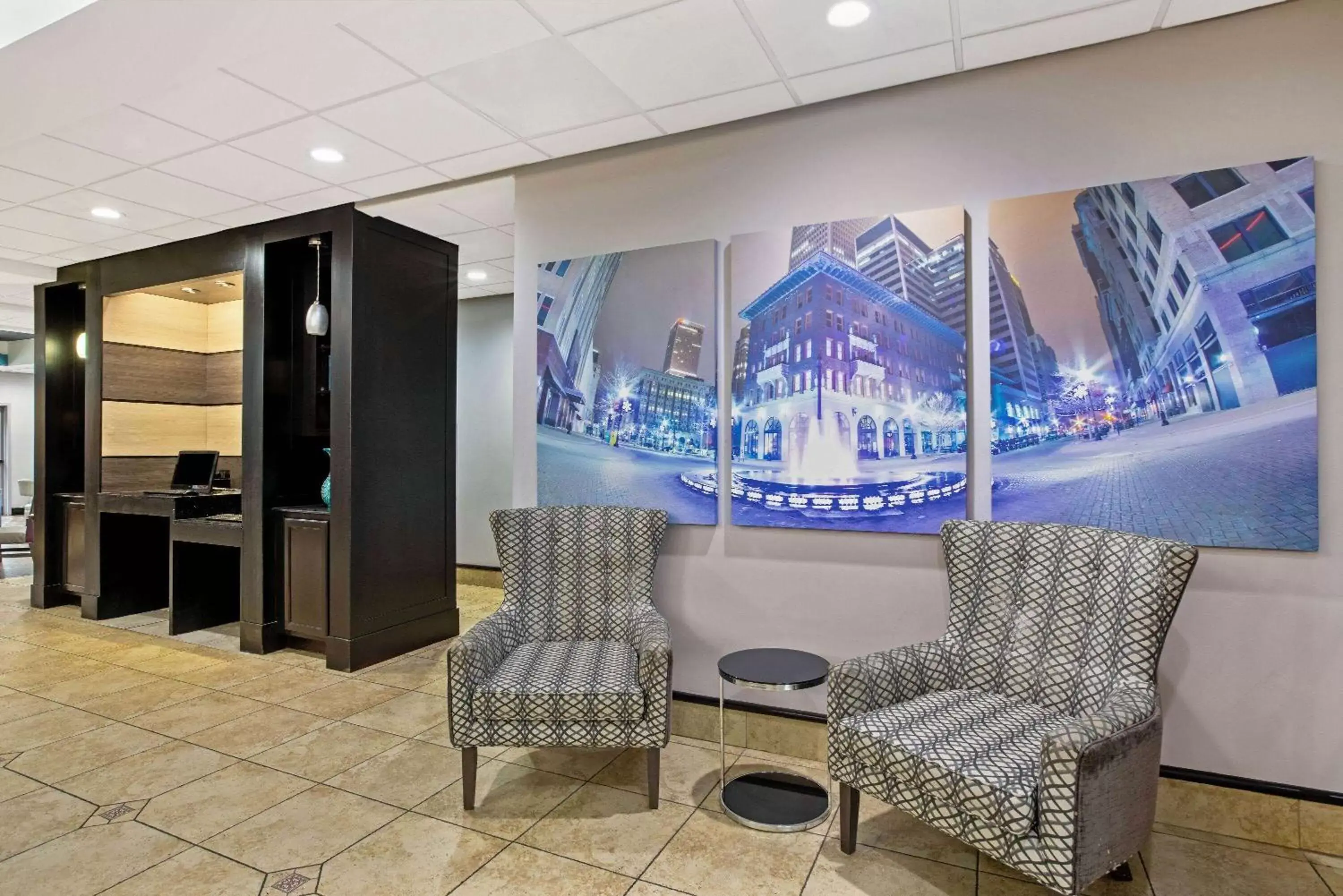 Lobby or reception in La Quinta by Wyndham Tulsa Airport / Expo Square