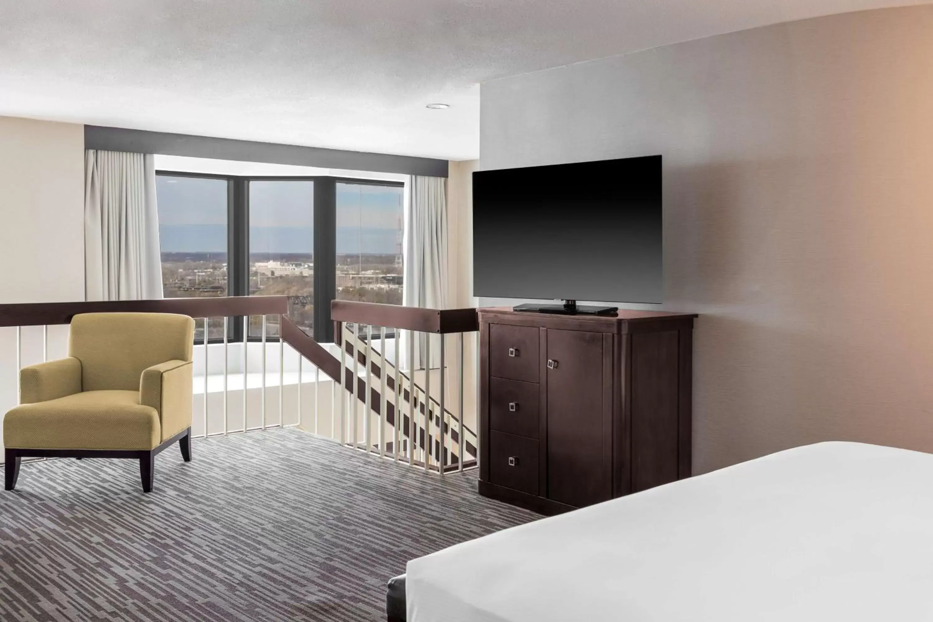 Bed, TV/Entertainment Center in DoubleTree Suites by Hilton Hotel Columbus Downtown