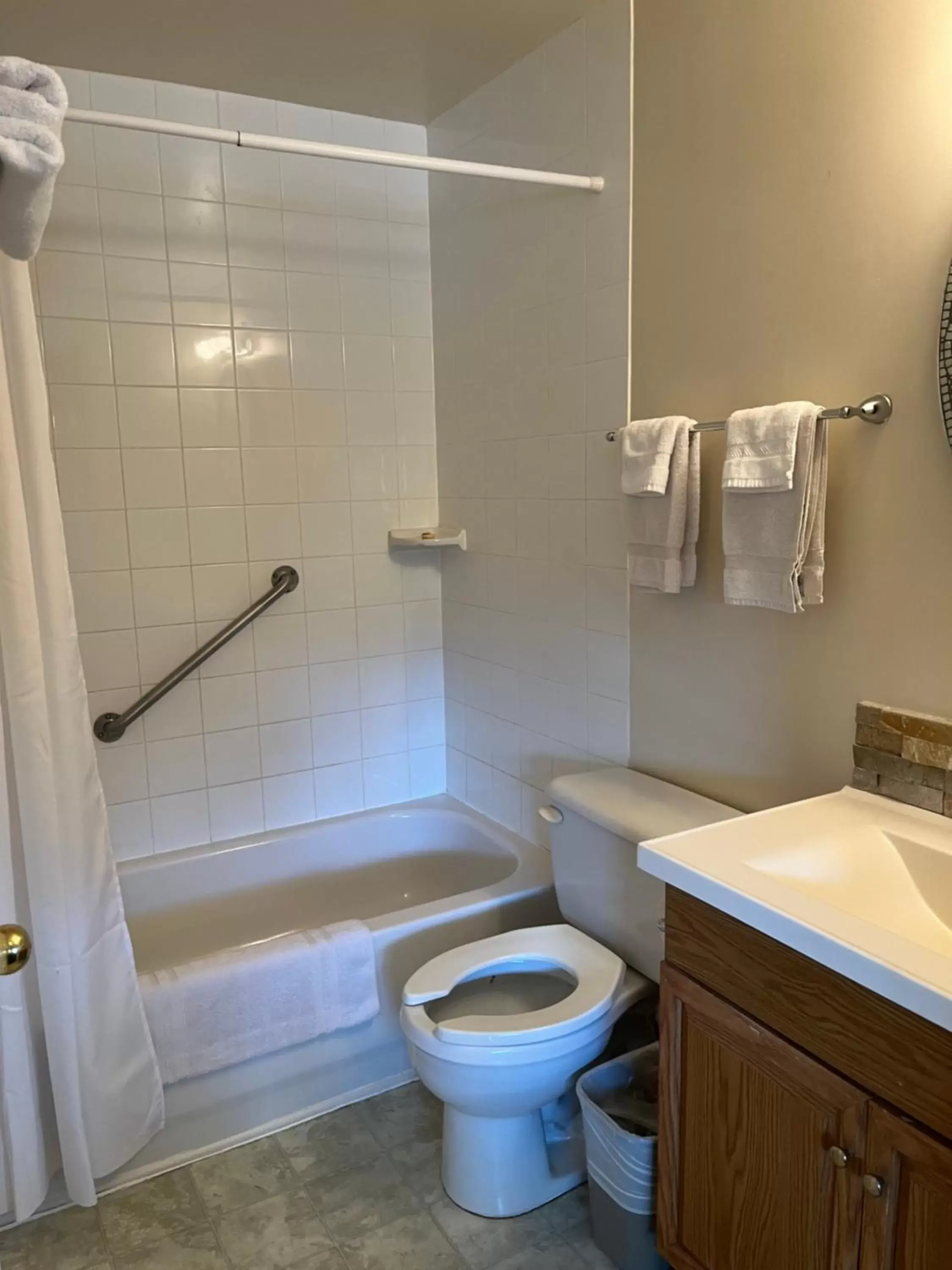 Bathroom in Calabogie Motor Inn