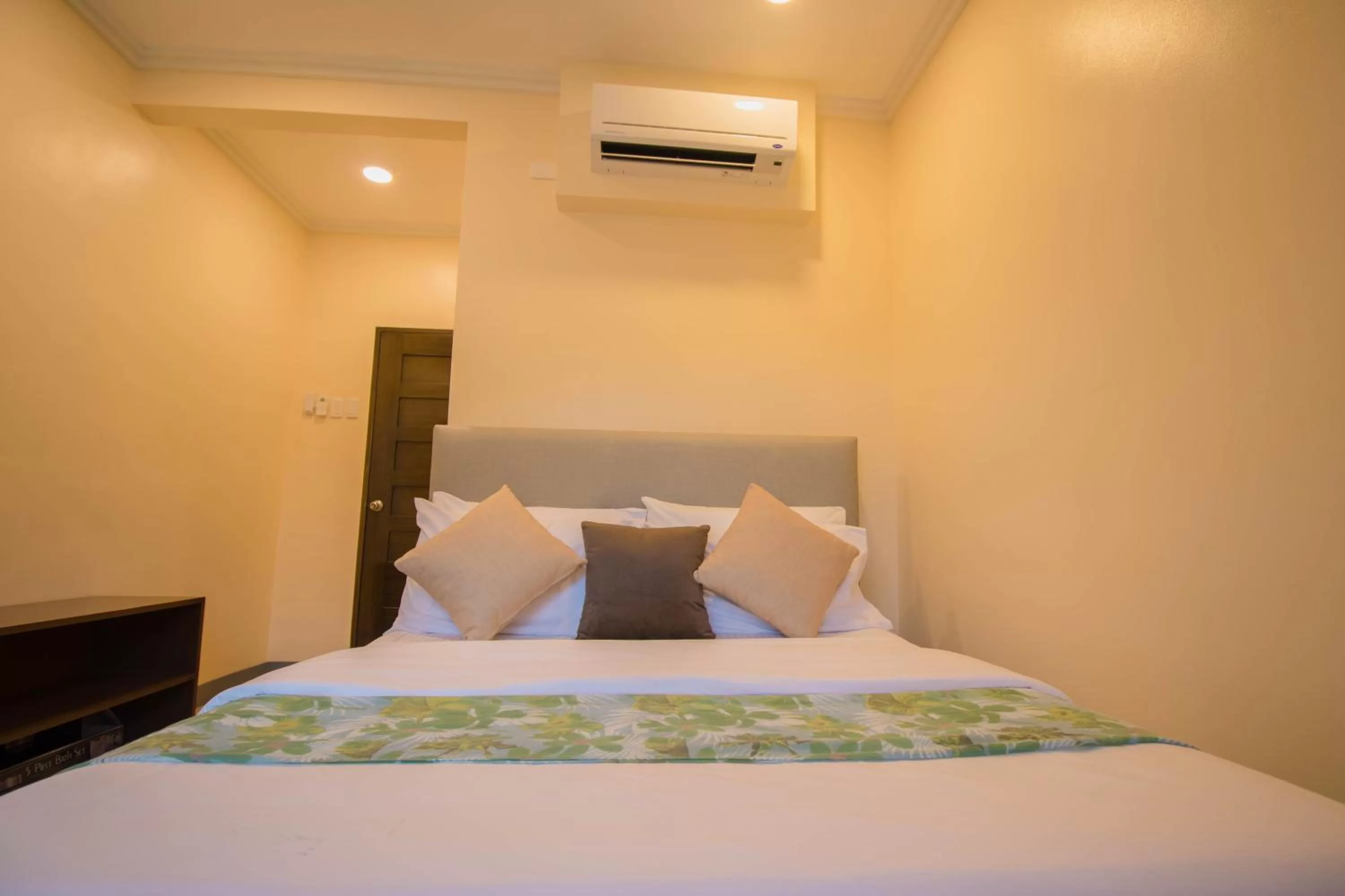 Bed in Bella Villa Coron