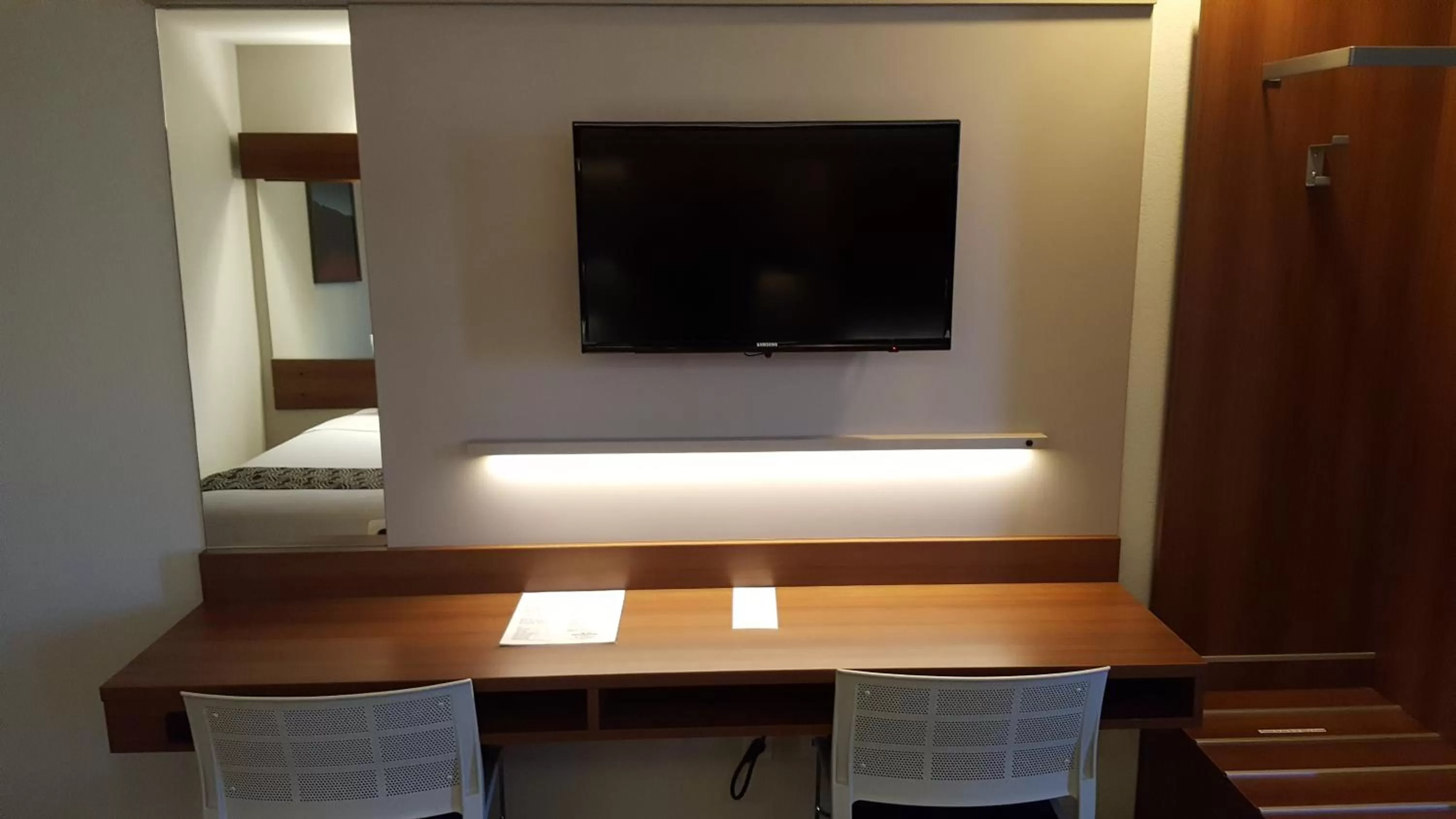 TV and multimedia in Microtel Inn & Suites by Wyndham Bellevue