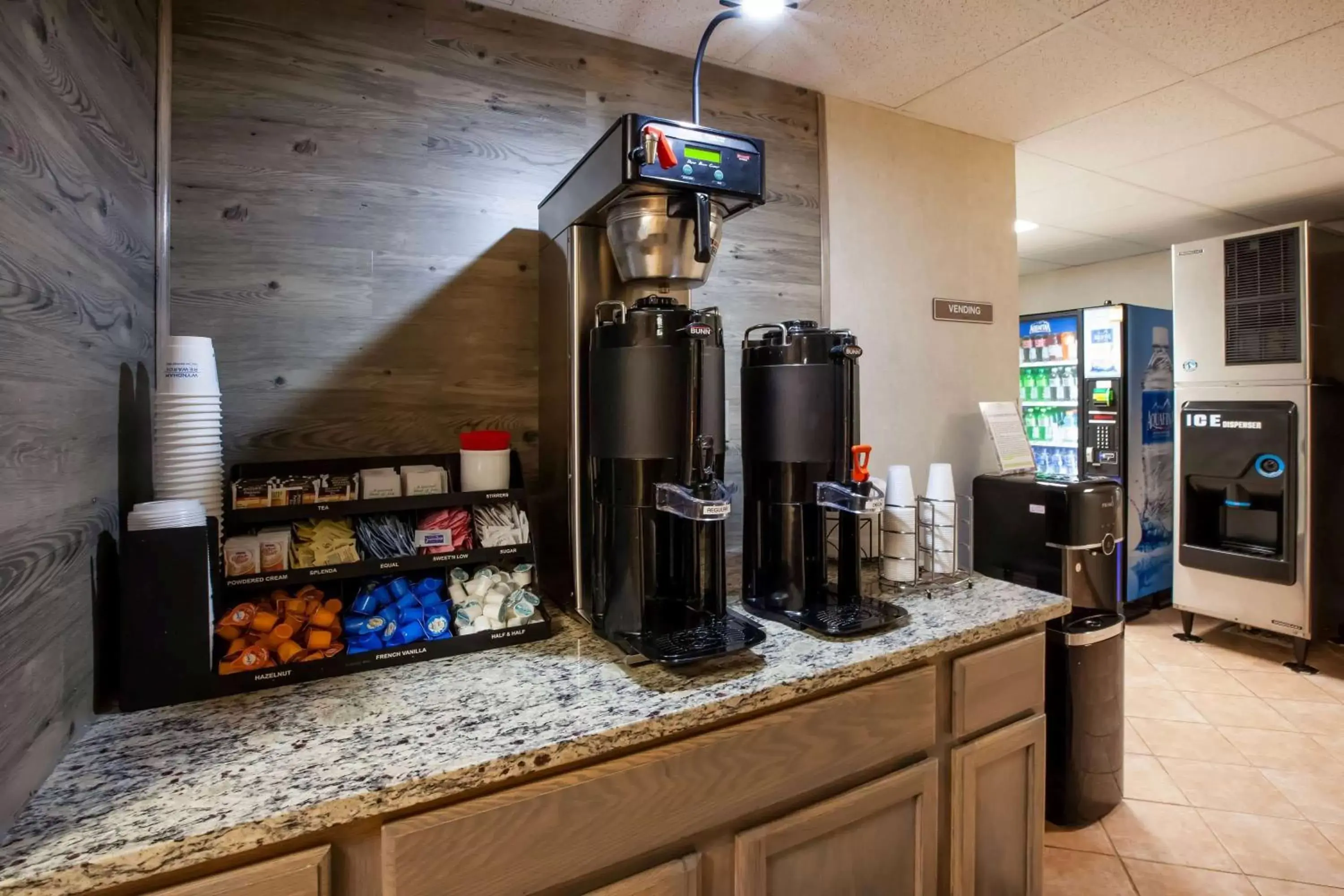 Coffee/tea facilities in Baymont by Wyndham Mackinaw City