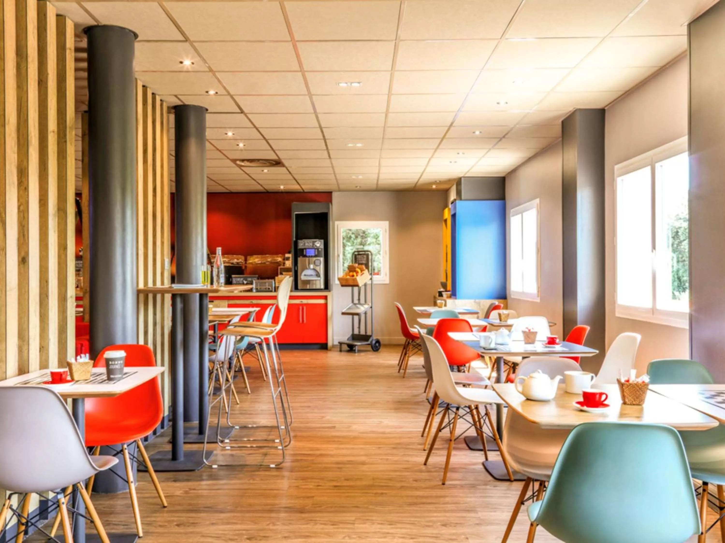 Restaurant/places to eat in ibis Orange Sud