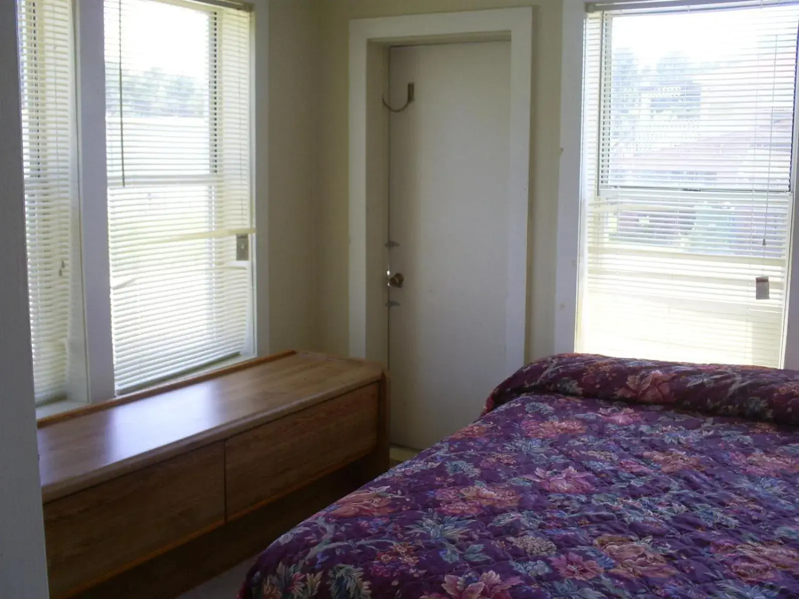 Bedroom, Bed in Crestview Inn