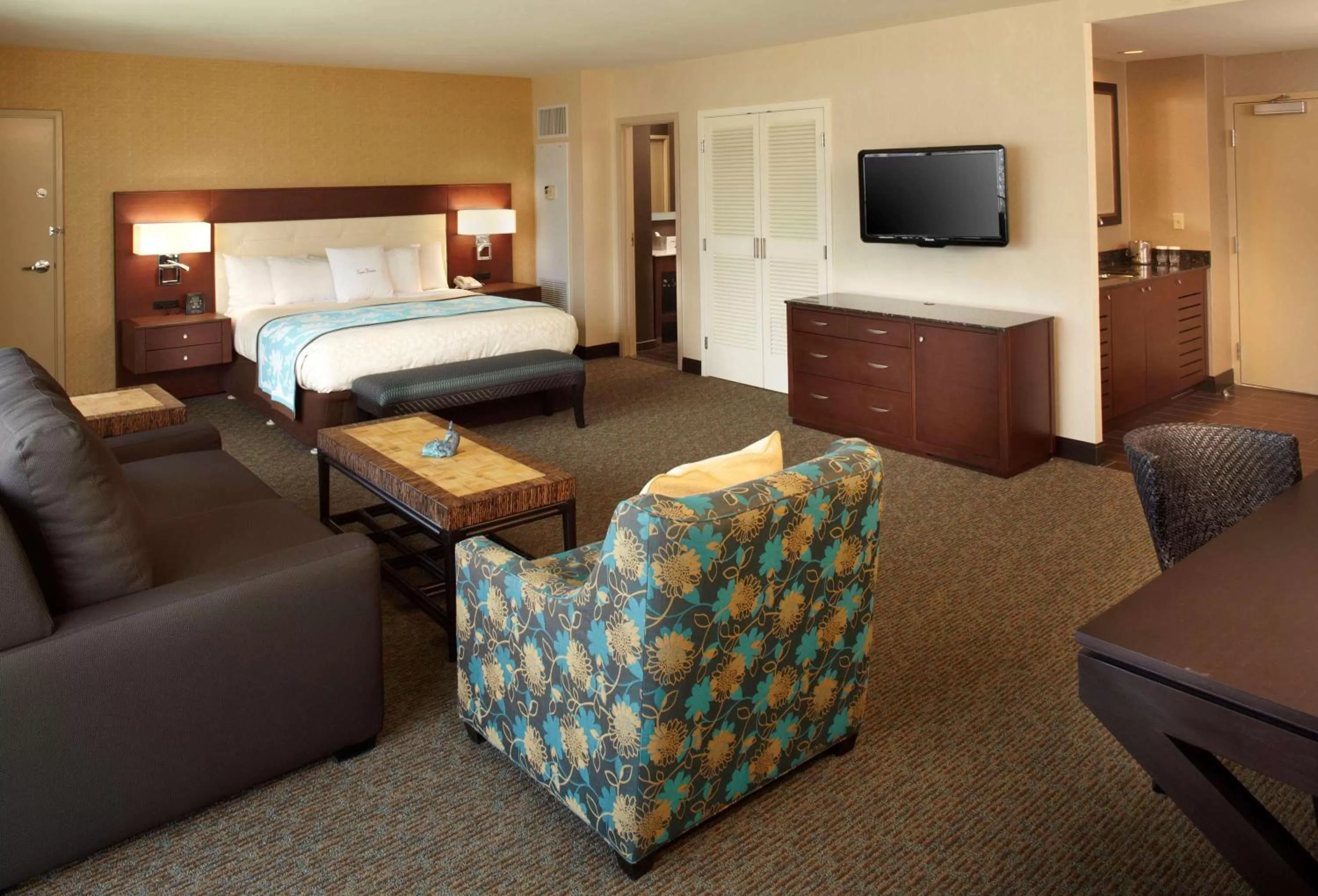 Living room, Bed in DoubleTree by Hilton Alana - Waikiki Beach