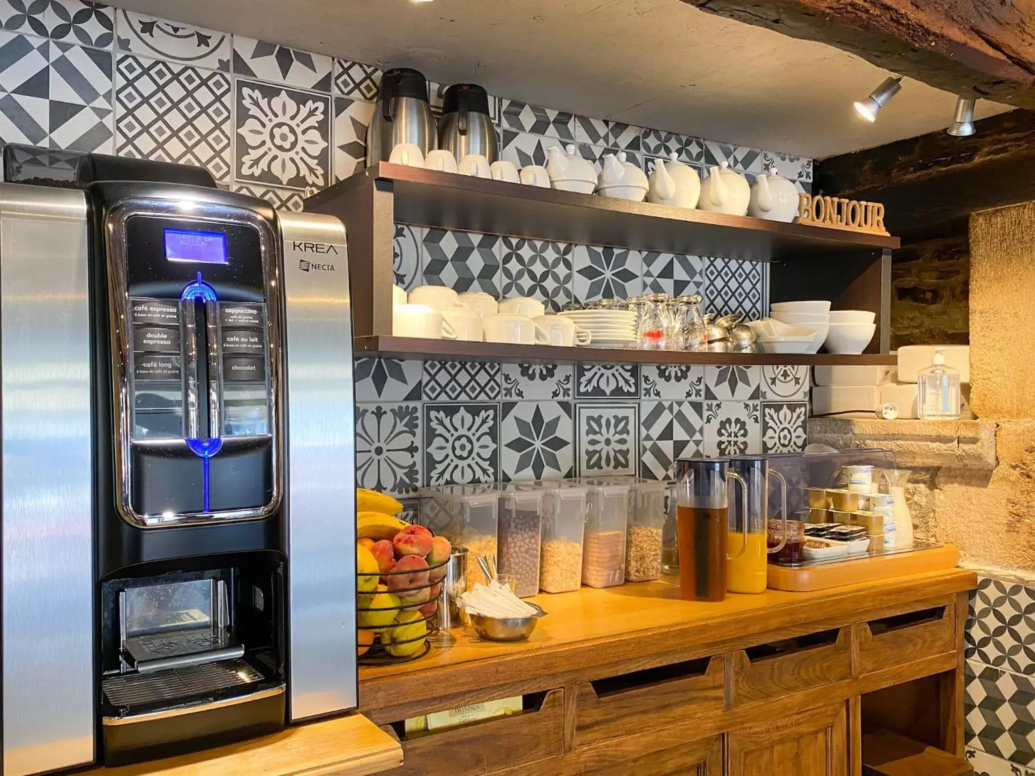 Breakfast, Kitchen/Kitchenette in Hôtel Les Tilleuls de Pareloup à Salles-Curan