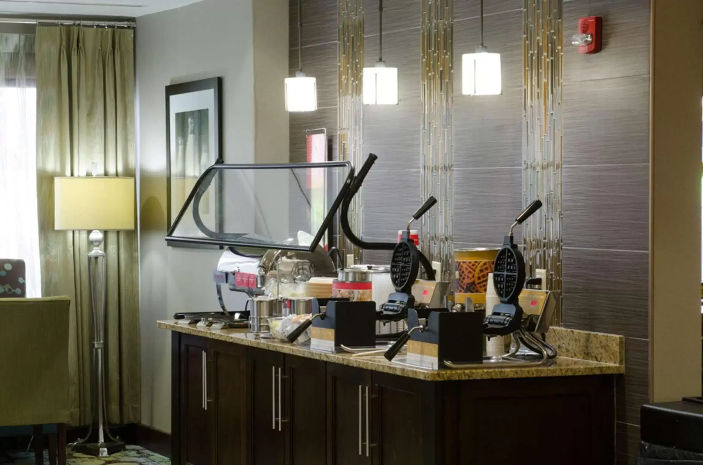 Dining area in Hampton Inn Tulsa Sand Springs