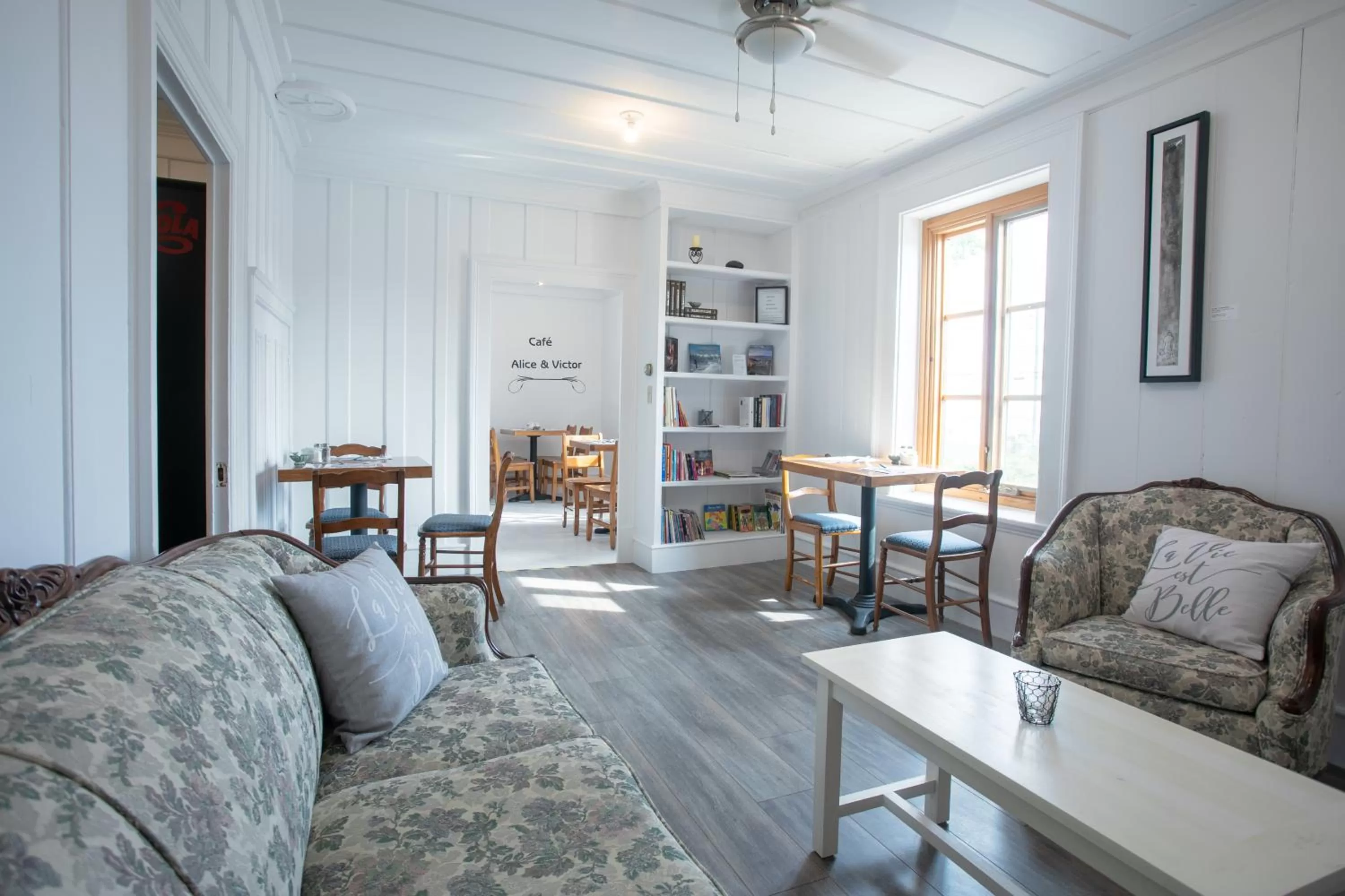 Communal lounge/ TV room in Auberge Seigneurie des Monts