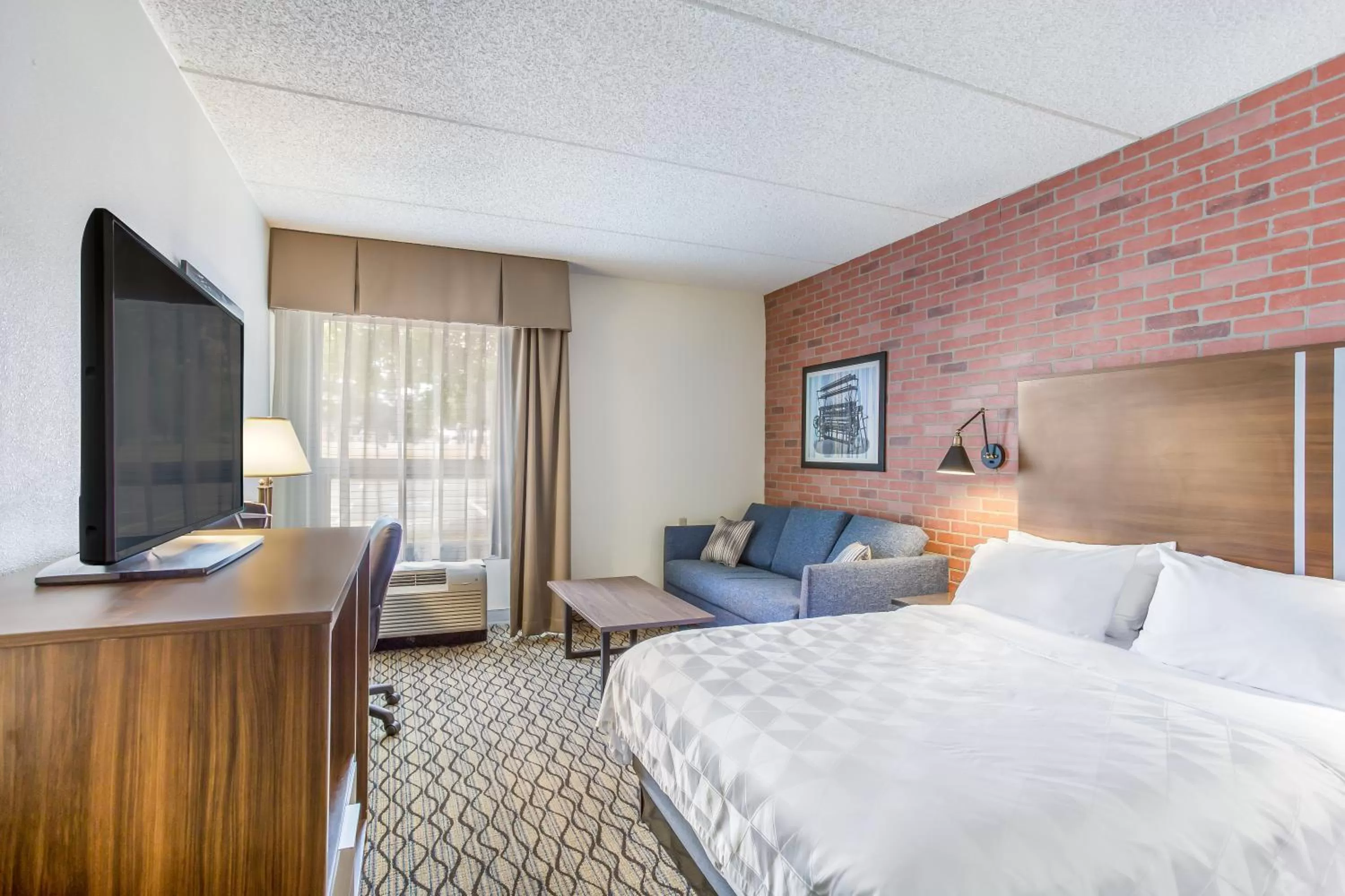 Photo of the whole room, Bed in Burrstone Inn, an Ascend Collection Hotel