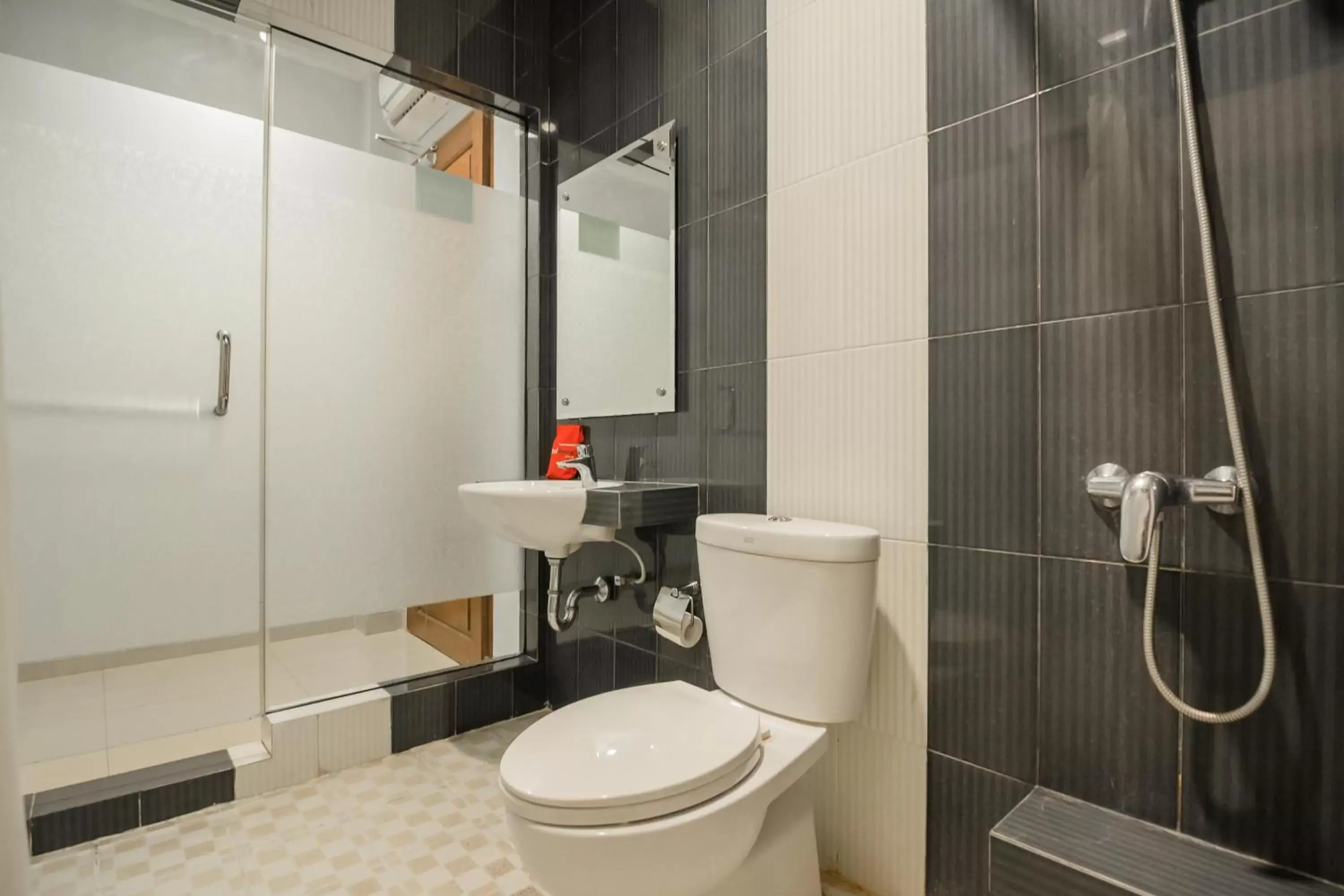 Bathroom in RedDoorz Plus near Soekarno Hatta Airport 2