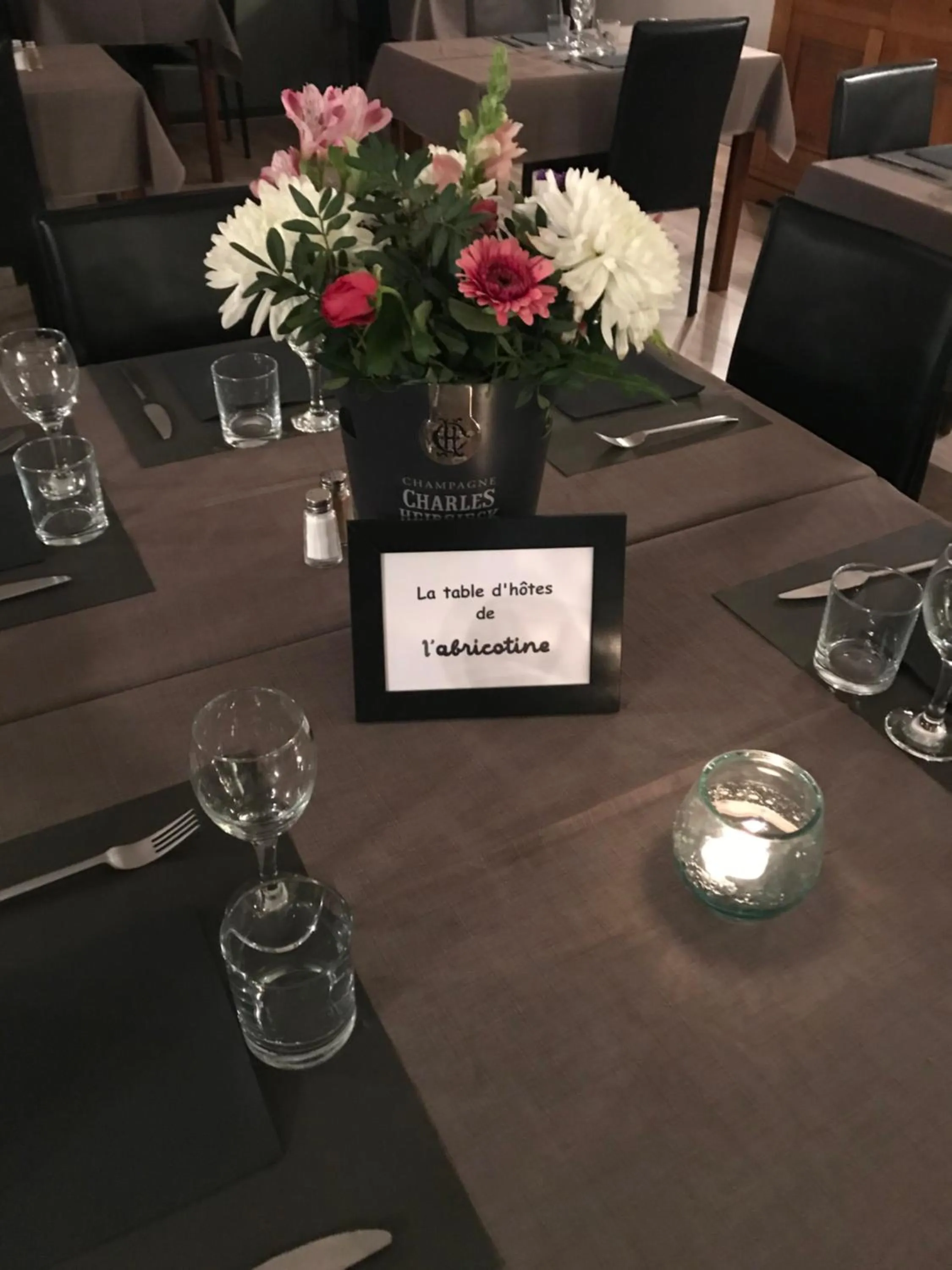 Restaurant/places to eat in Logis Hôtel l'Abricotine