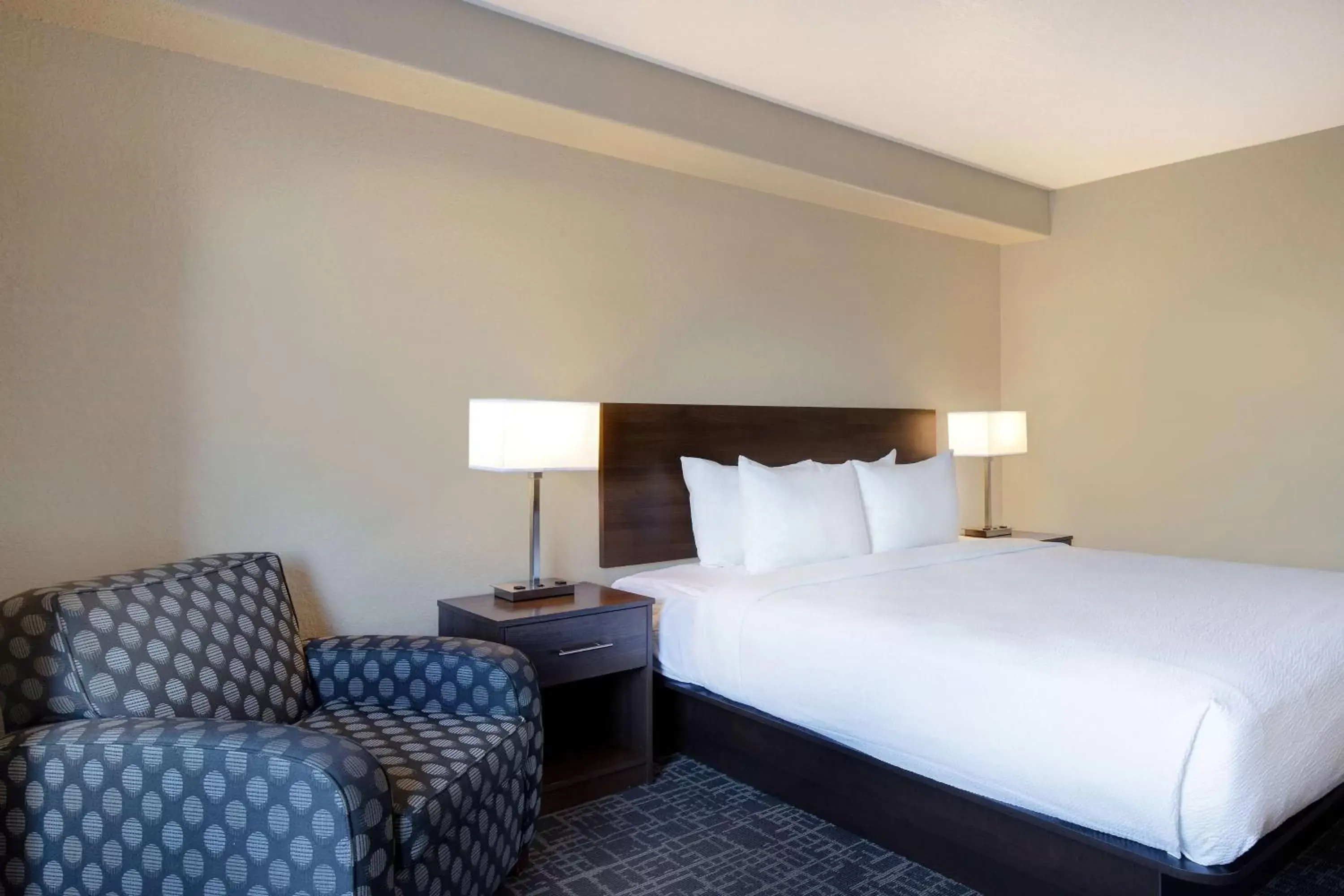 Photo of the whole room, Bed in Days Inn & Suites by Wyndham Yorkton