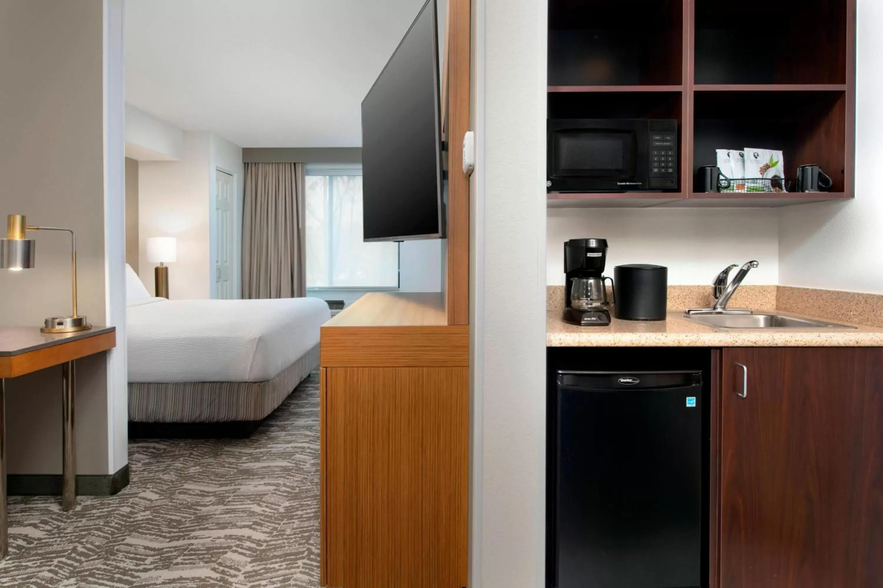 Photo of the whole room, Kitchen/Kitchenette in SpringHill Suites by Marriott Portland Hillsboro