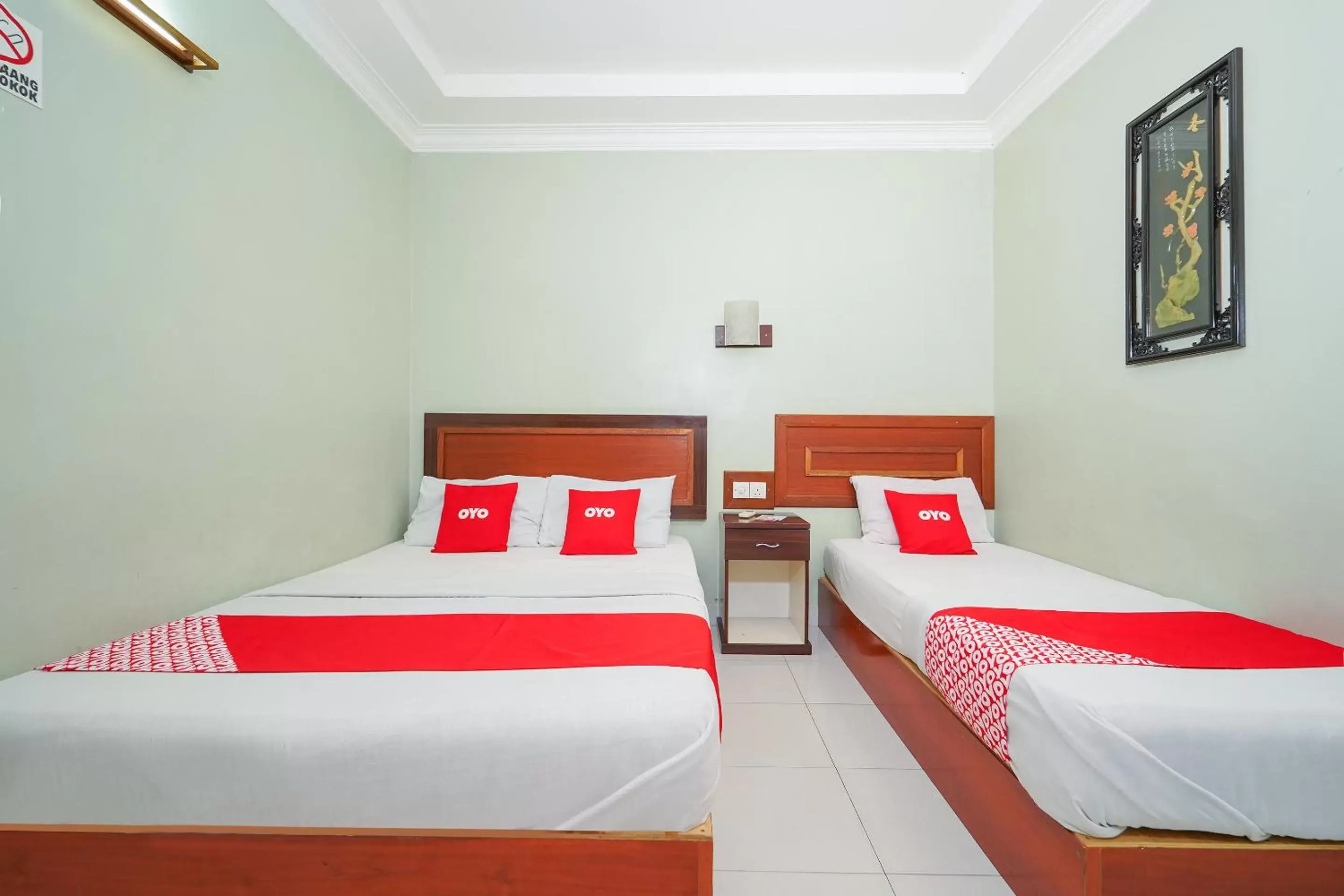 Bedroom in OYO 89976 Fins Hotel