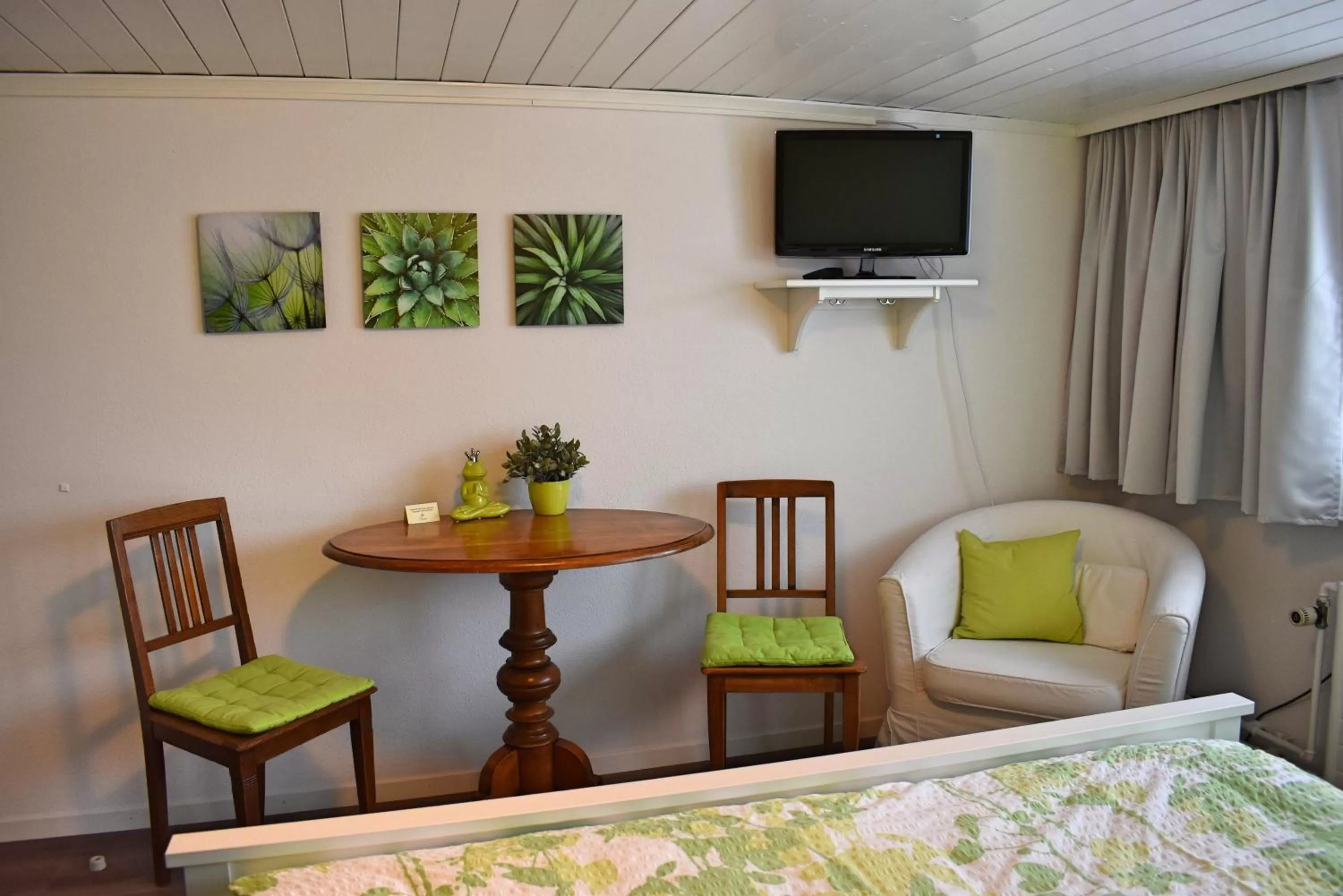 Photo of the whole room, Bed in Gasthaus Sternen