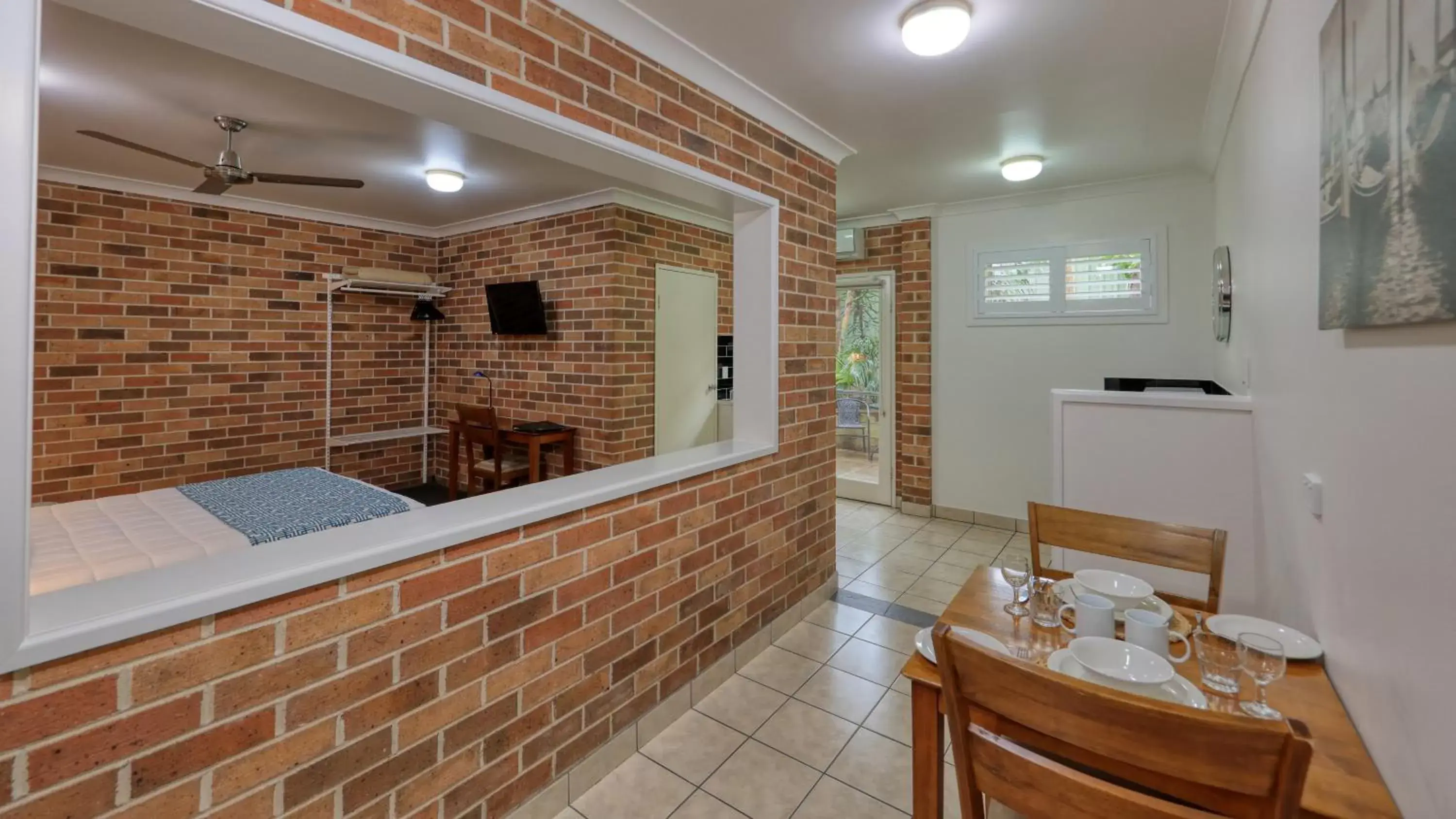 Dining area, Bathroom in Heritage River Motor Inn