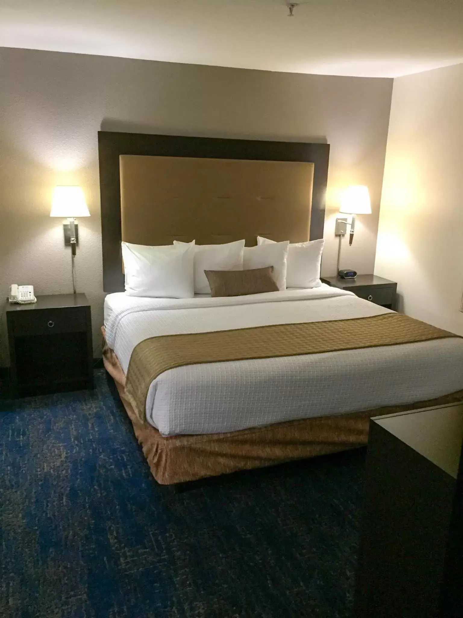 Bed in Best Western Plus Portland Airport Hotel & Suites