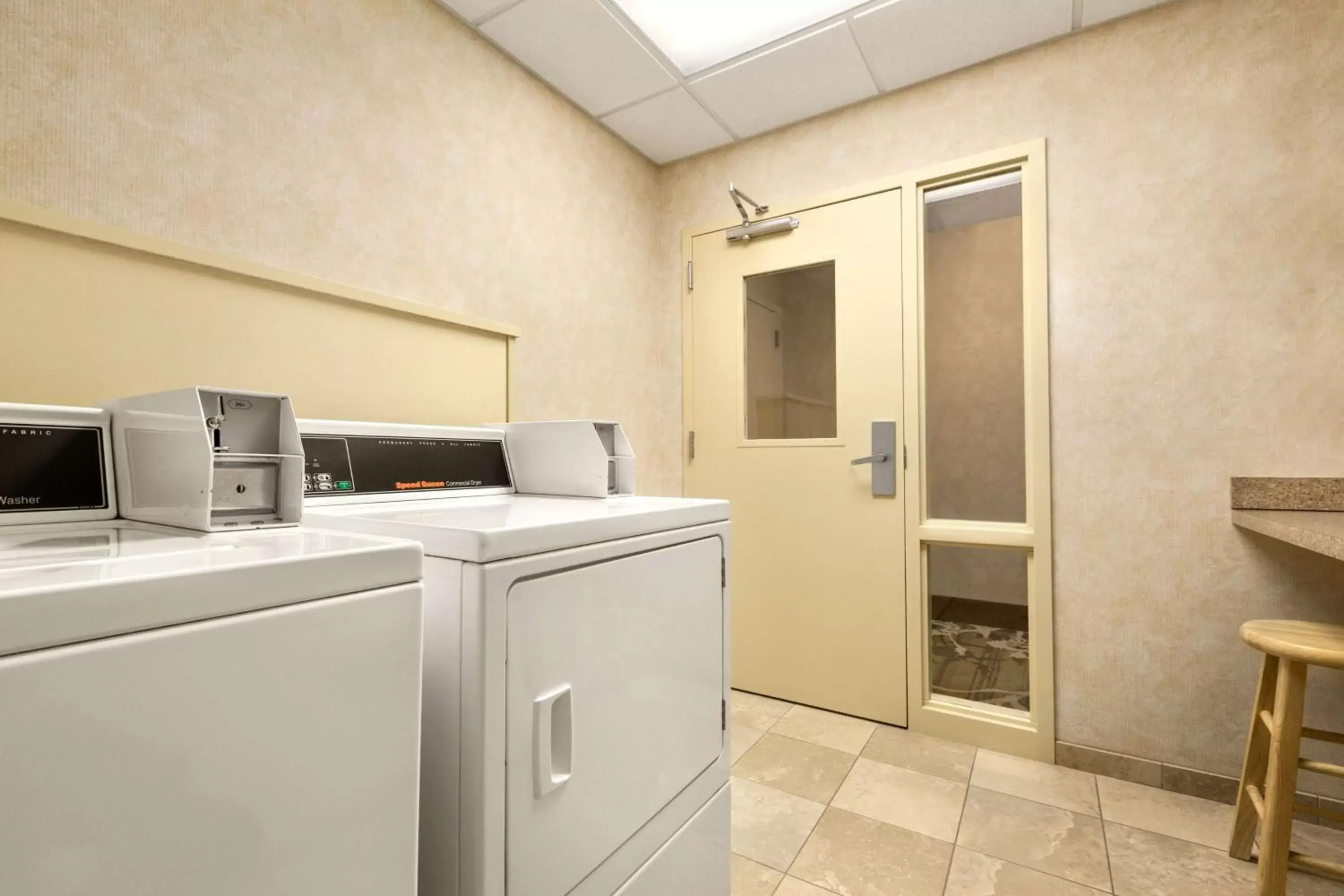 Property building, Kitchen/Kitchenette in Hampton Inn Dover