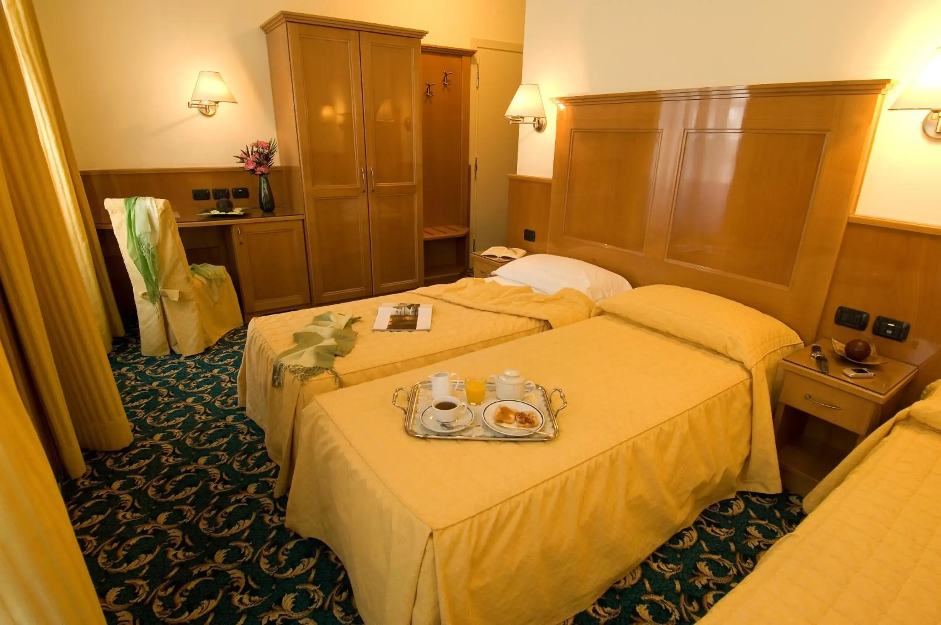 Triple Room in Hotel Cinque Giornate Triple Room in Hotel Cinque Giornate