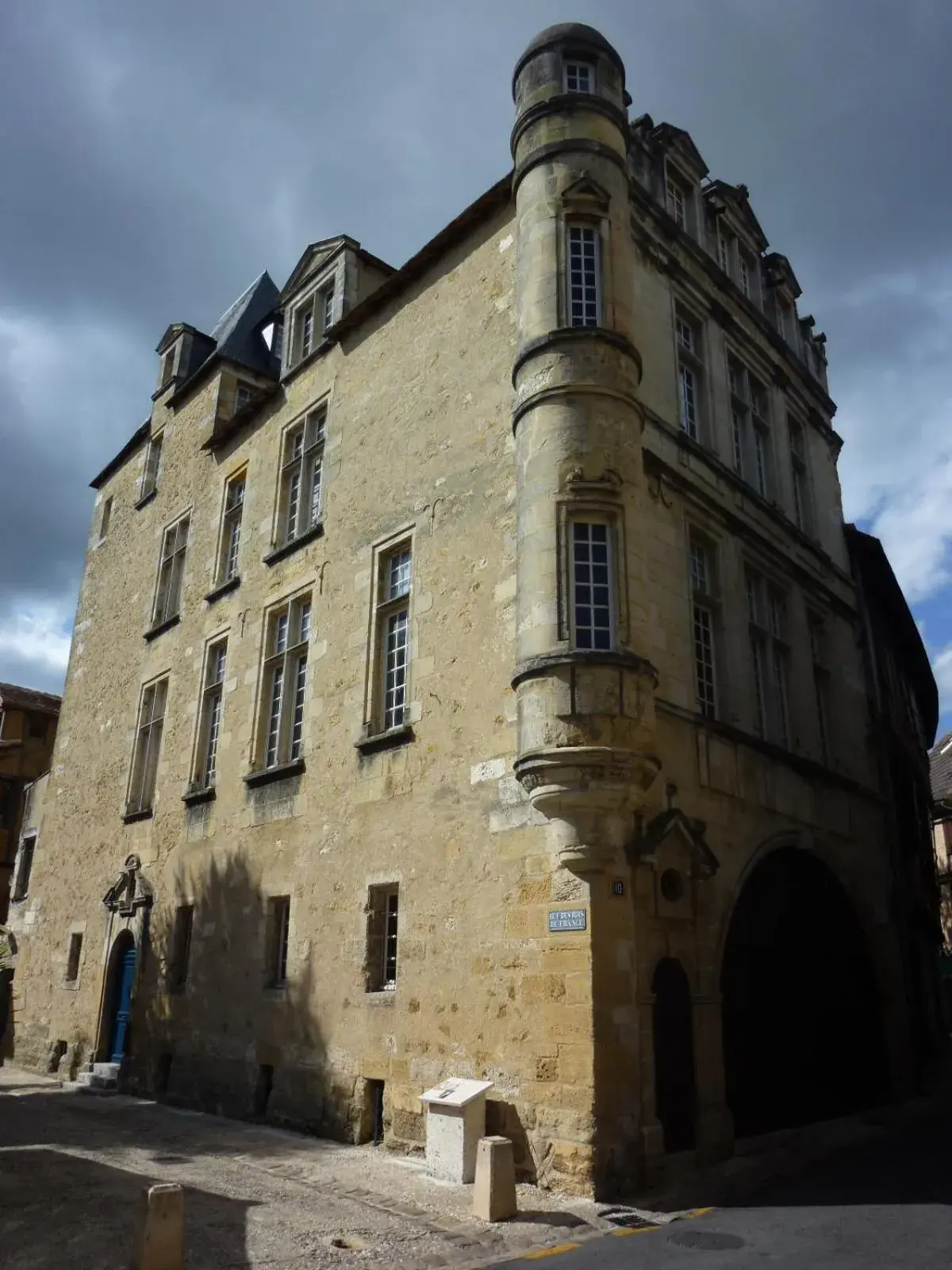 Nearby landmark, Property Building in Hotel de France