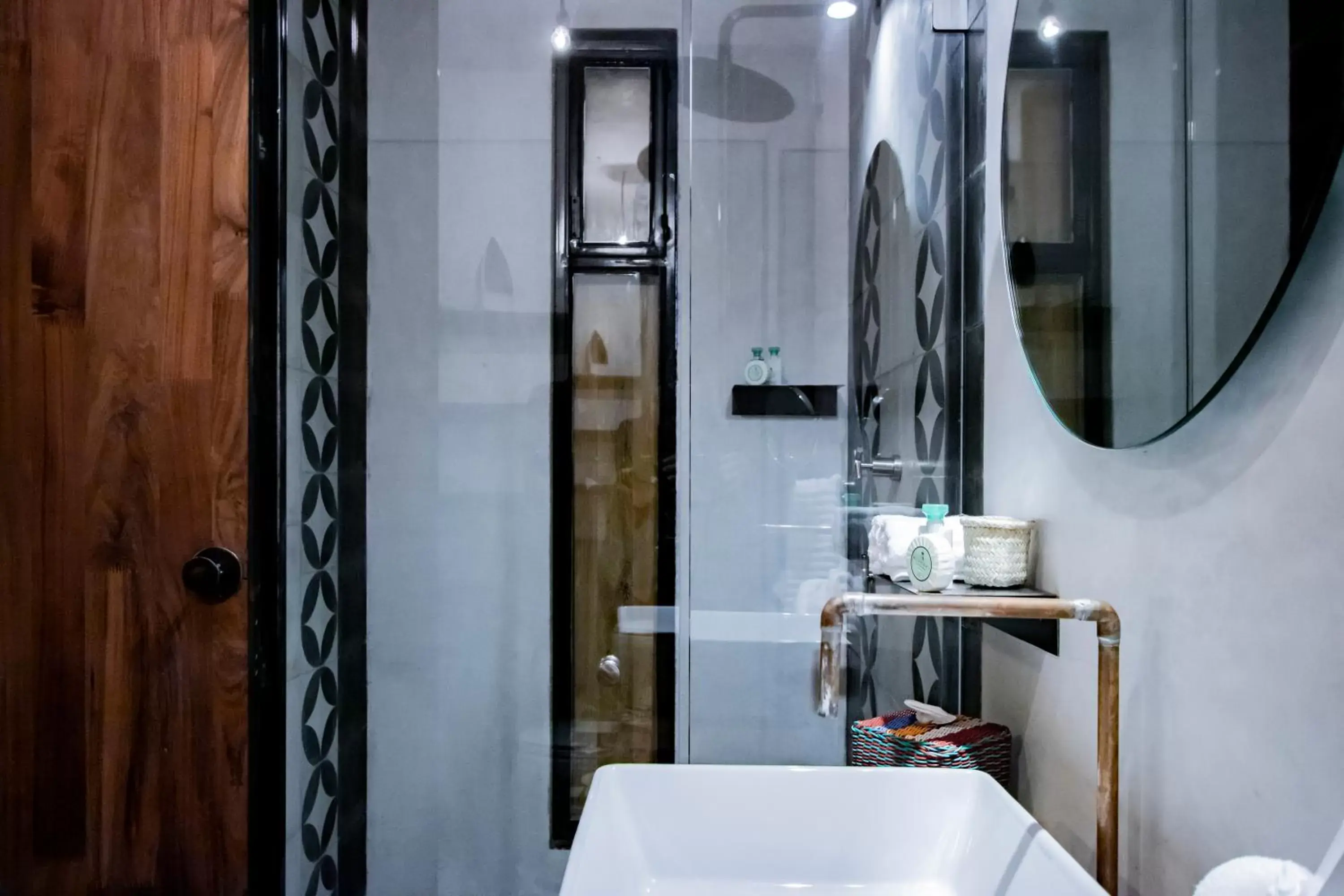Shower, Bathroom in Hotel Los Amantes
