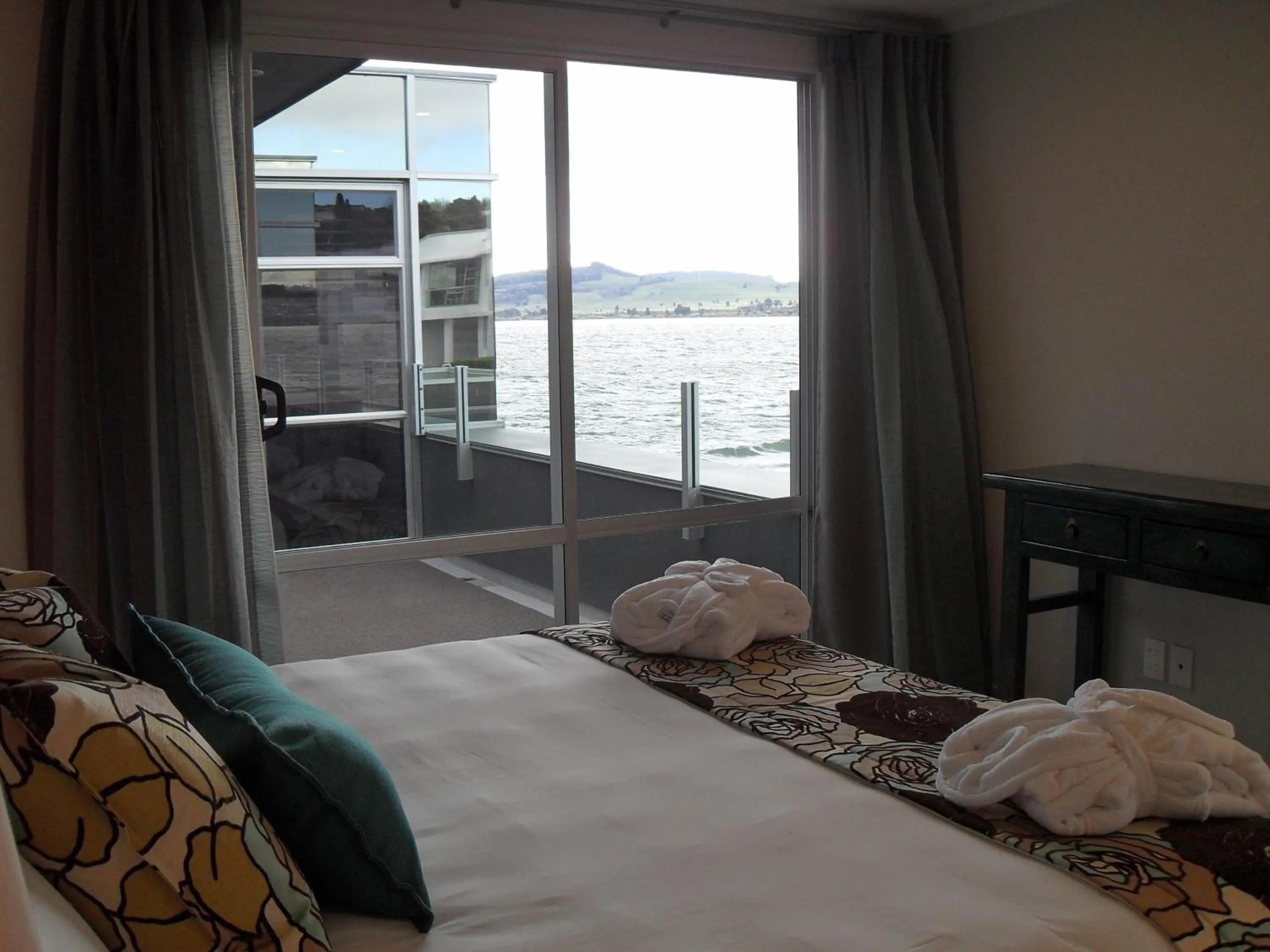 Bed in The Cove- On The Lake