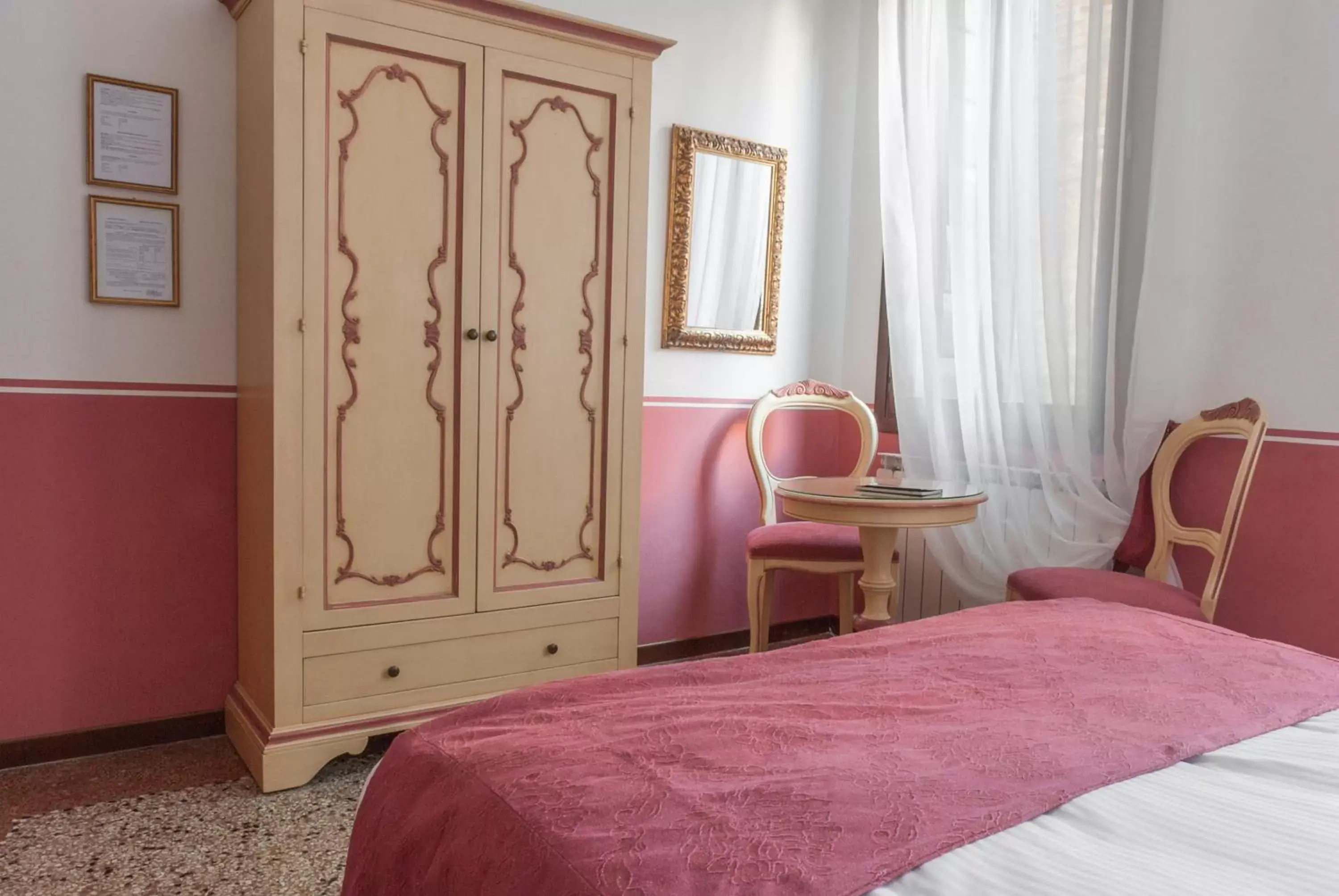 Decorative detail, Bed in Ca' San Trovaso - 6 Rooms