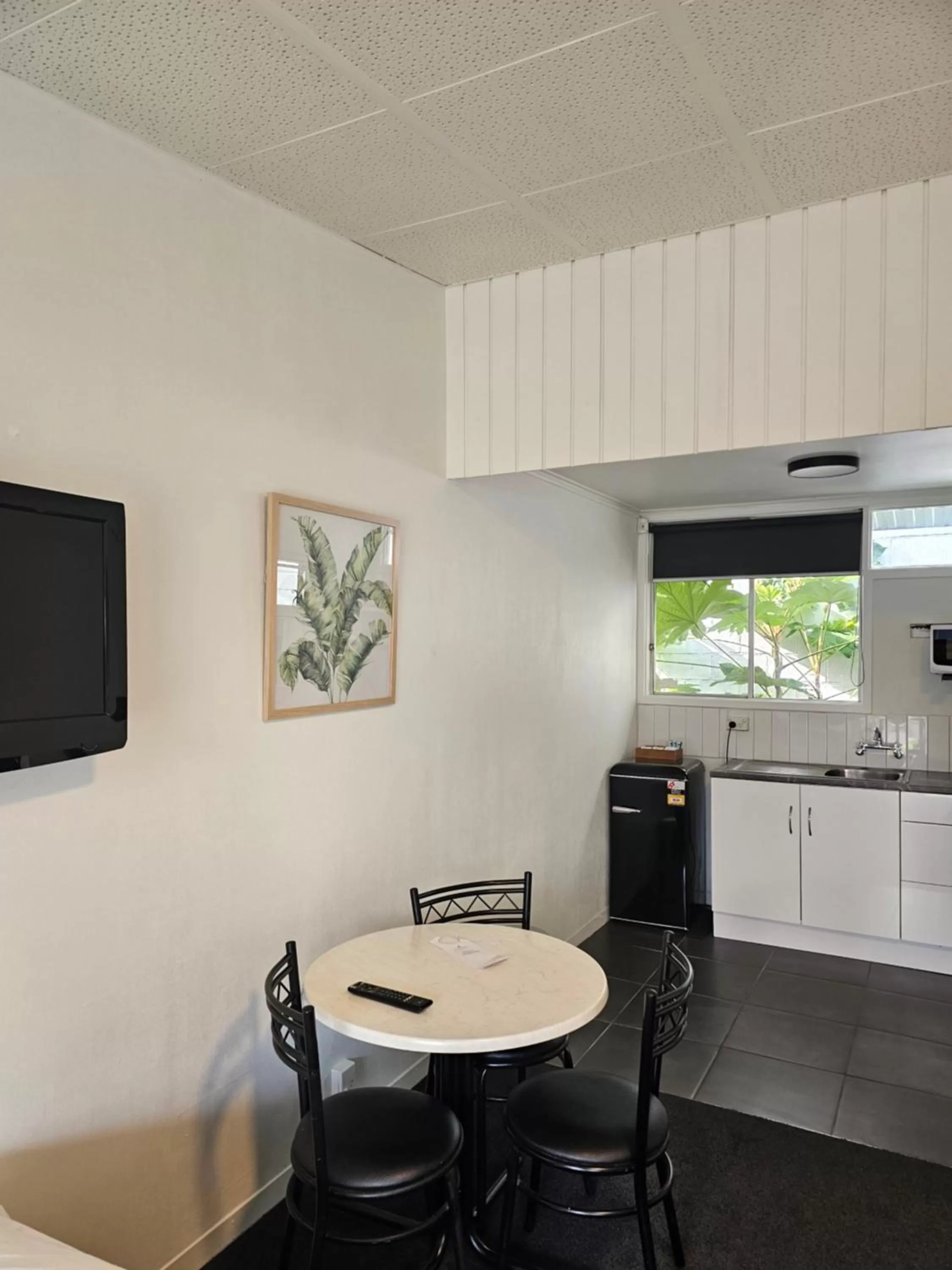 Kitchen or kitchenette in The Avenue