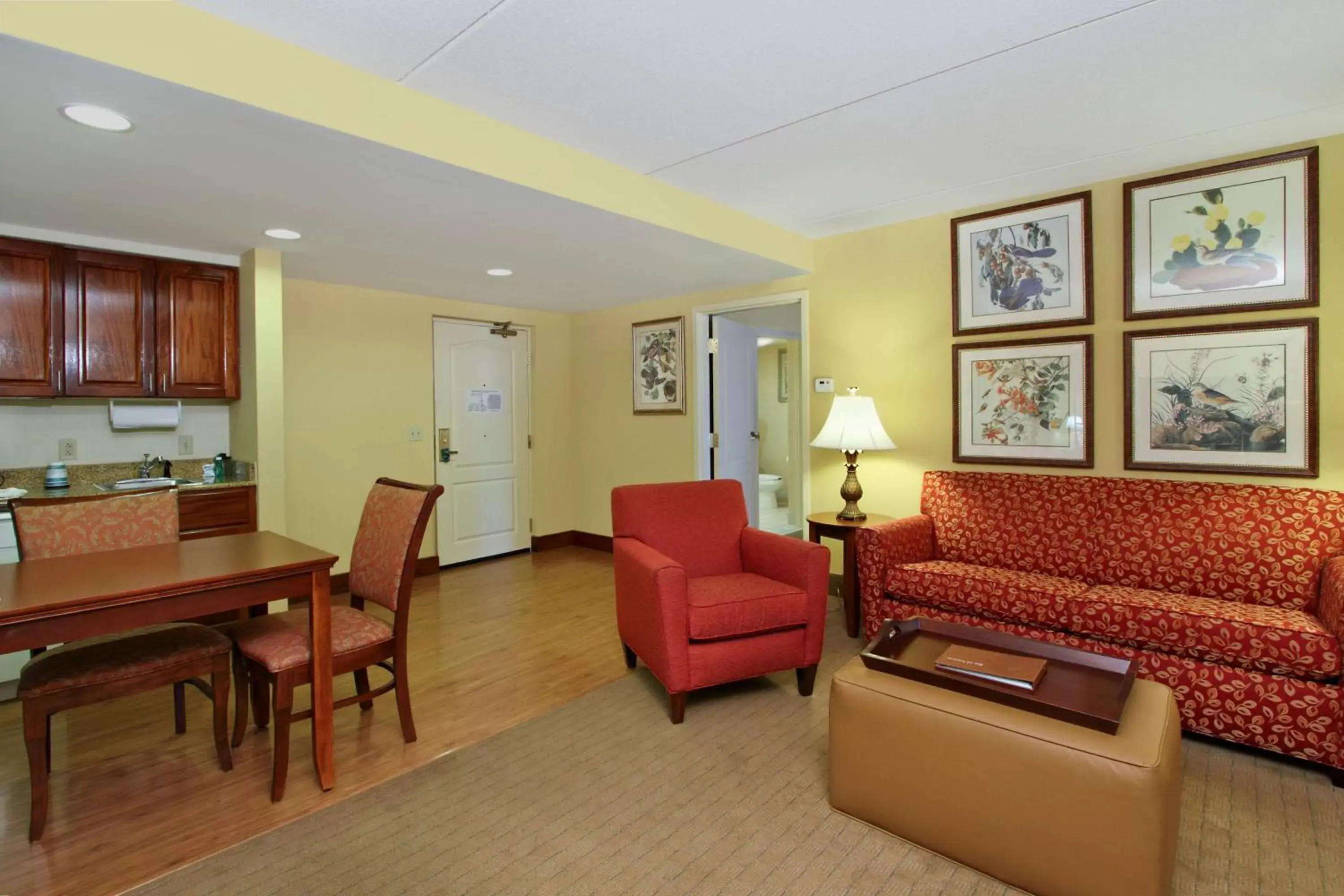 Living room, Seating Area in Homewood Suites by Hilton Chesapeake - Greenbrier