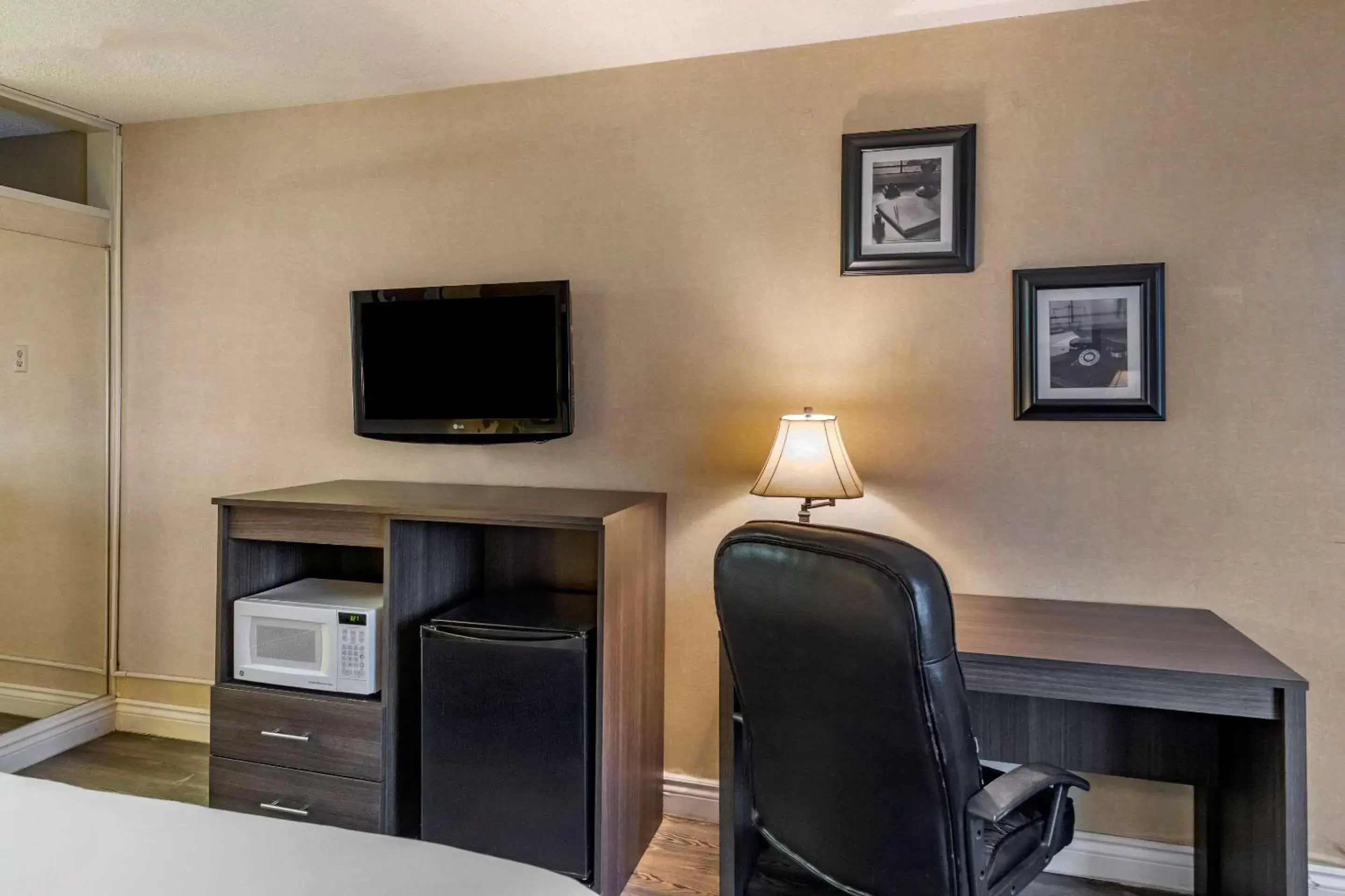 Bedroom, TV/Entertainment Center in Quality Inn On Historic Route 66