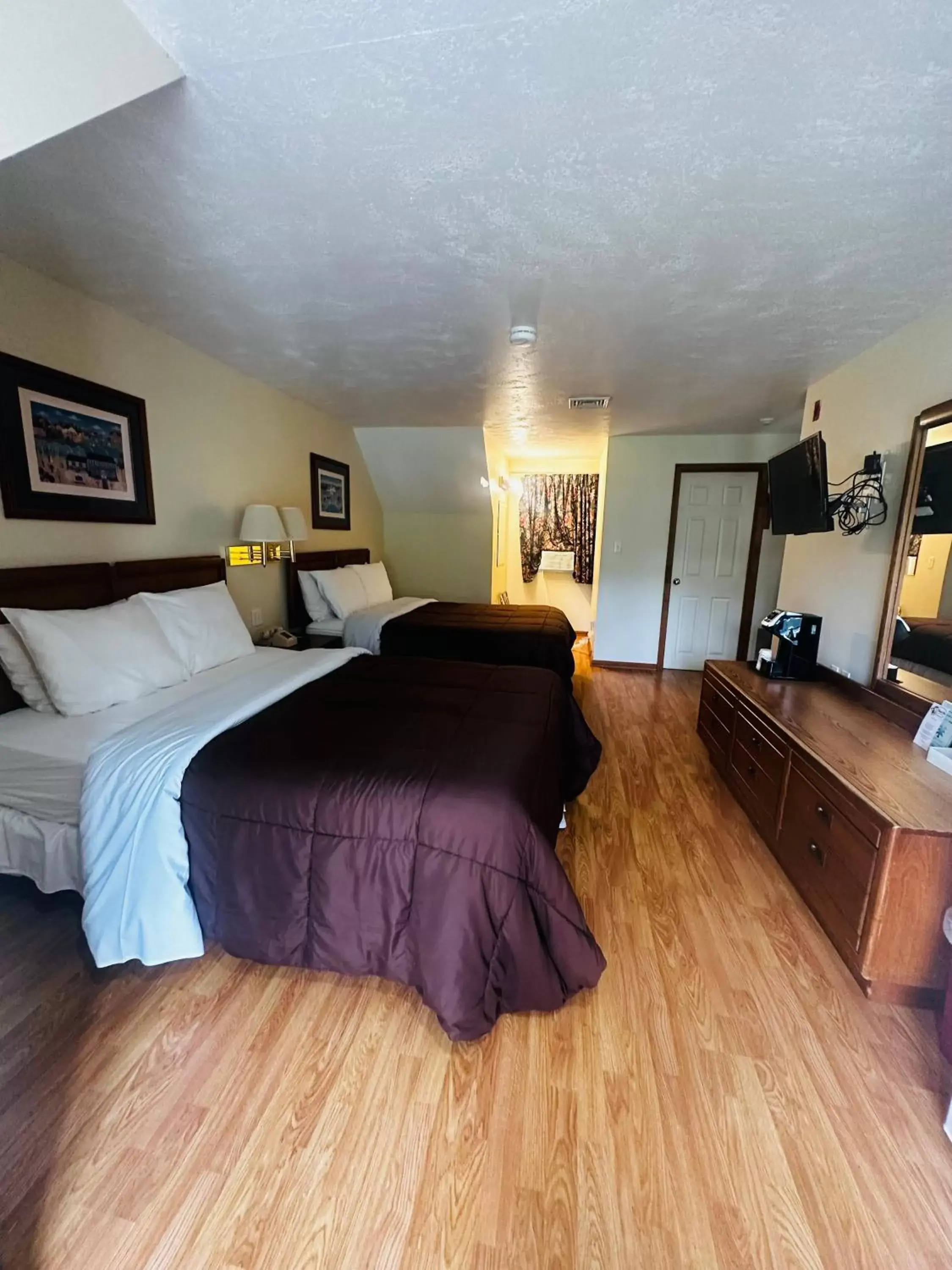 Bedroom, Bed in Blue Spruce Inn & Townhouses