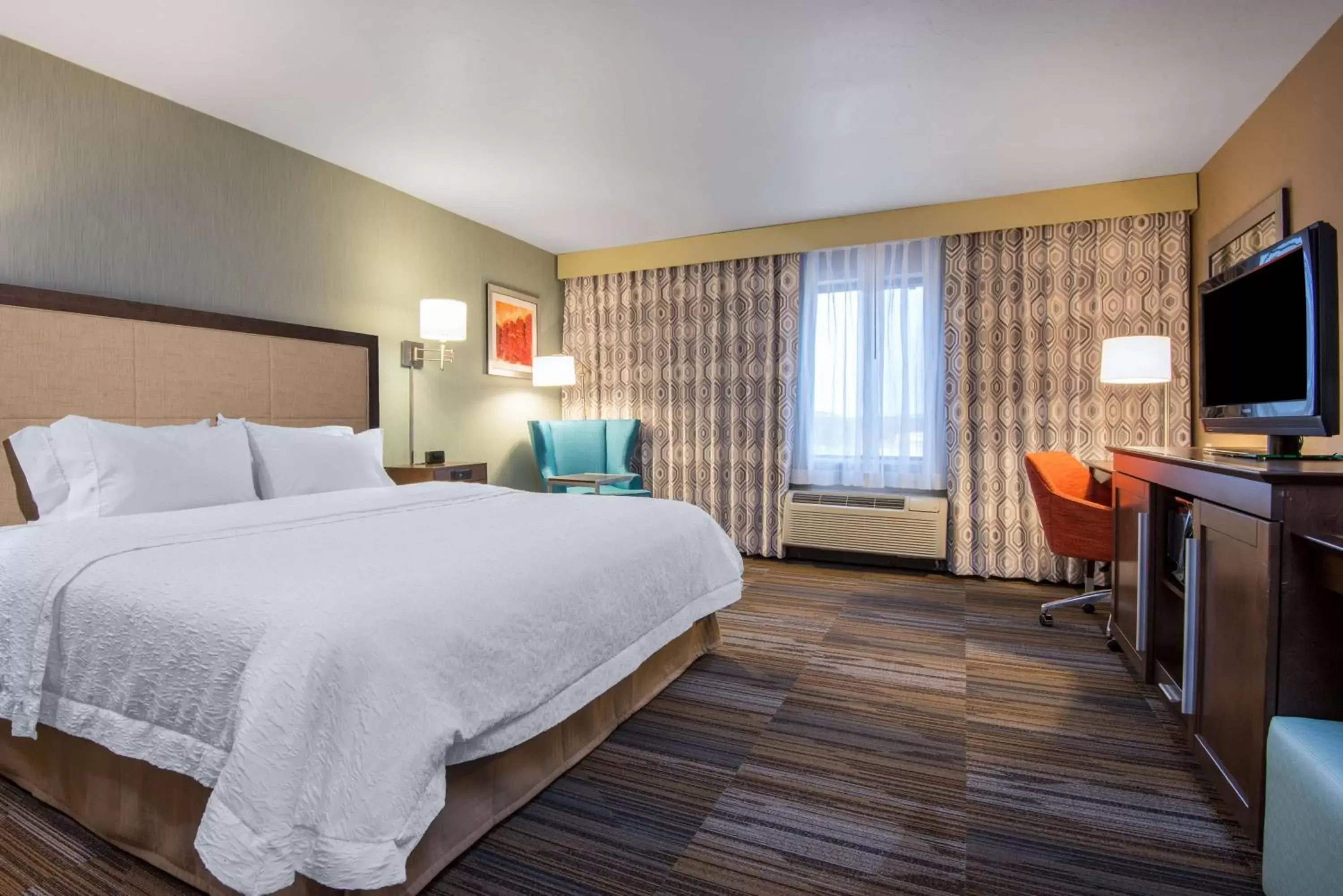 Bed in Hampton Inn & Suites Los Alamos