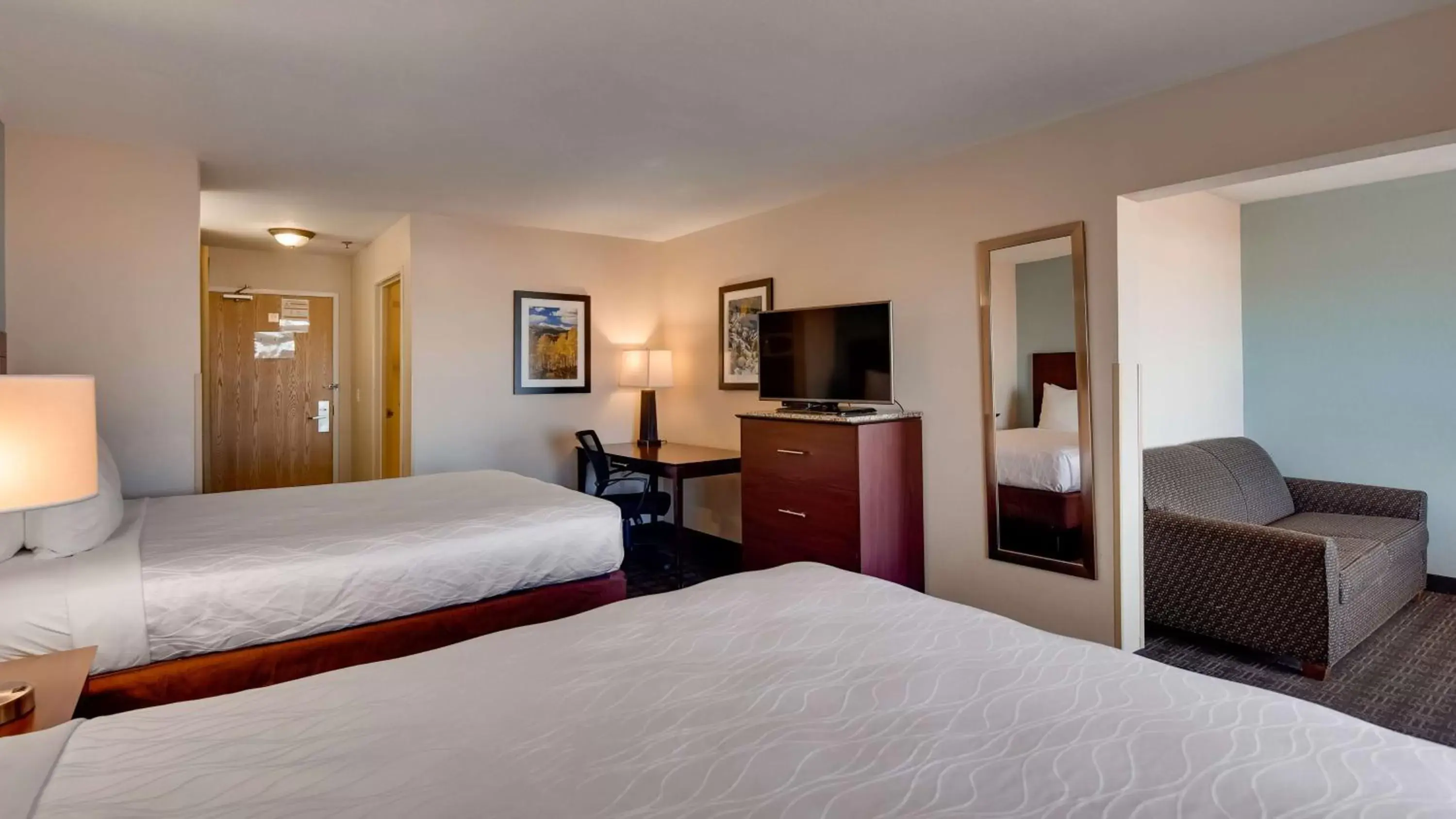 Photo of the whole room, Bed in Best Western Plus Gateway Inn & Suites - Aurora