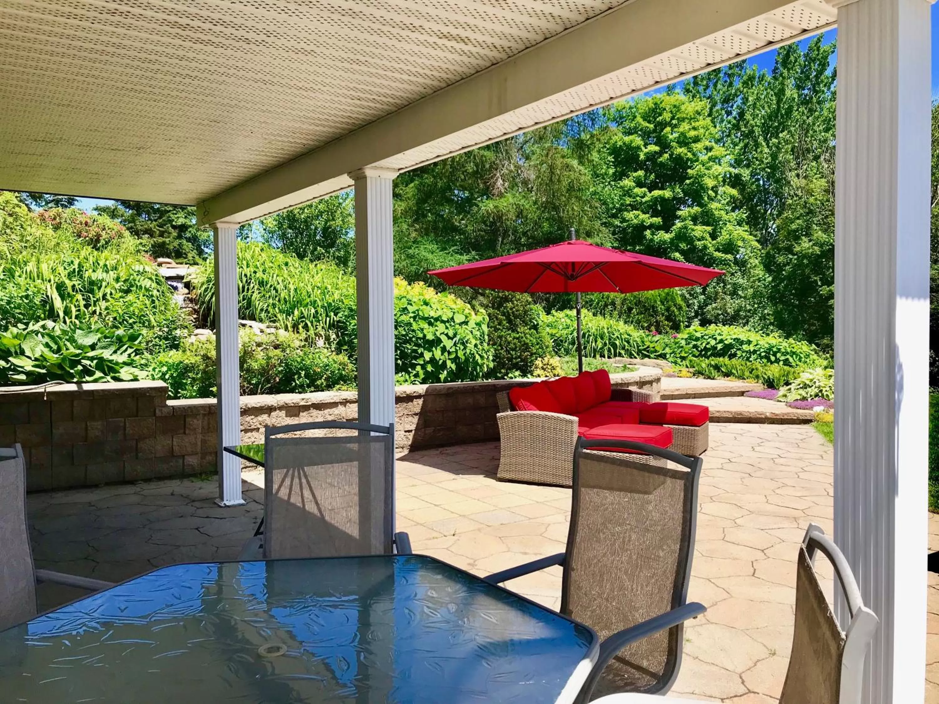 Patio in Auberge Tom B&B
