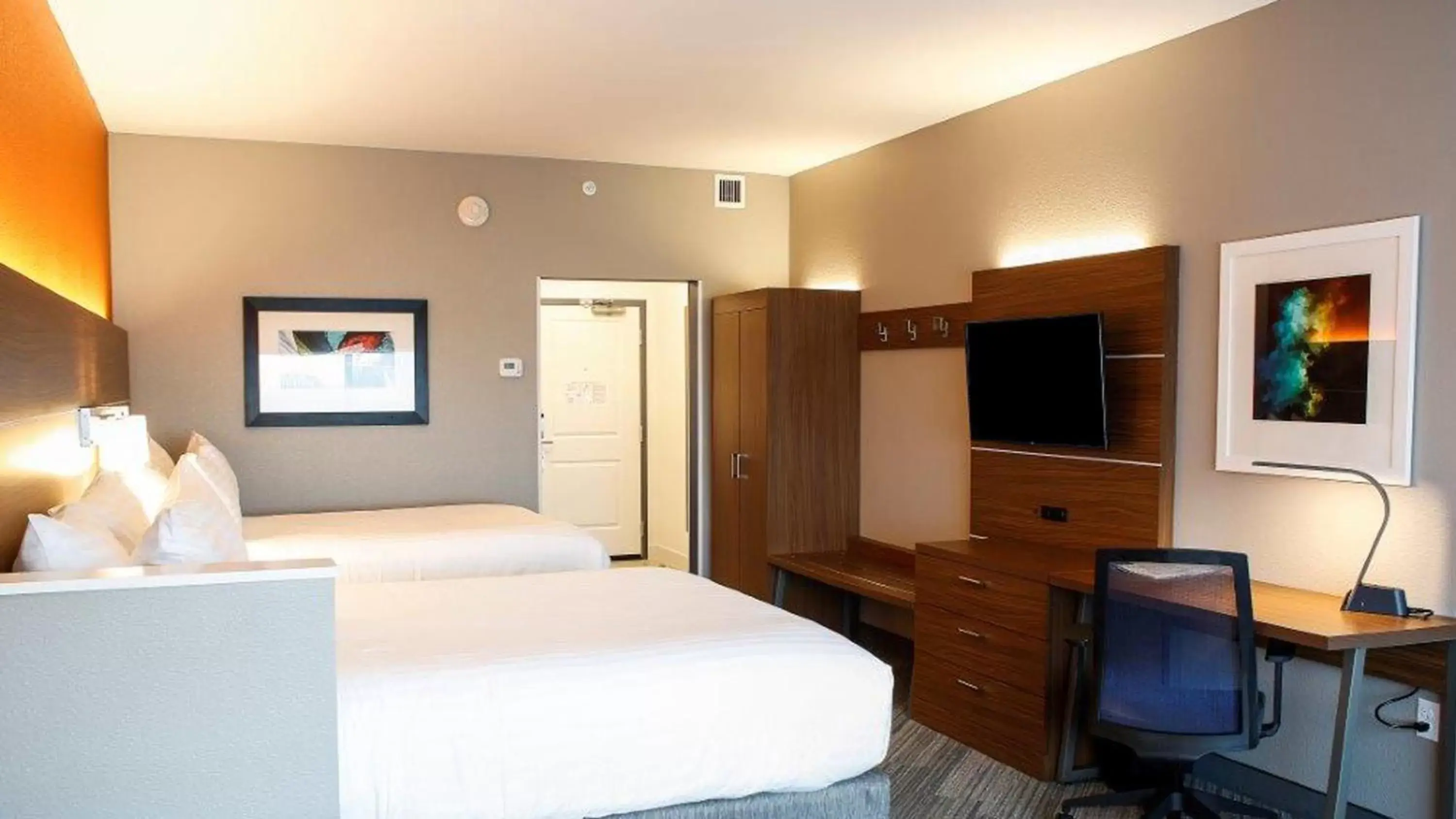 Photo of the whole room, TV/Entertainment Center in Holiday Inn Express & Suites Downtown Louisville, an IHG Hotel