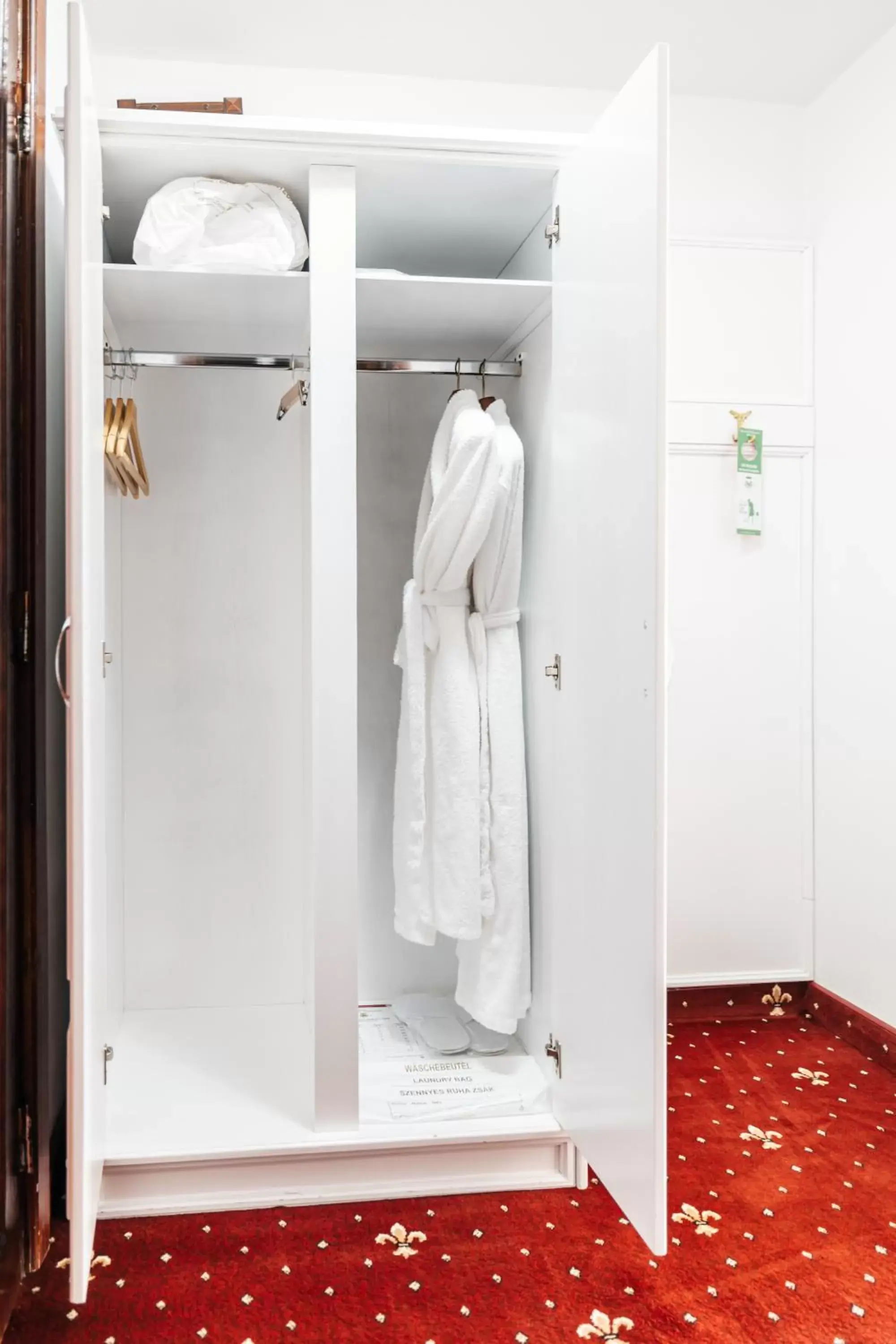 wardrobe, Bathroom in Hotel Imparatul Romanilor