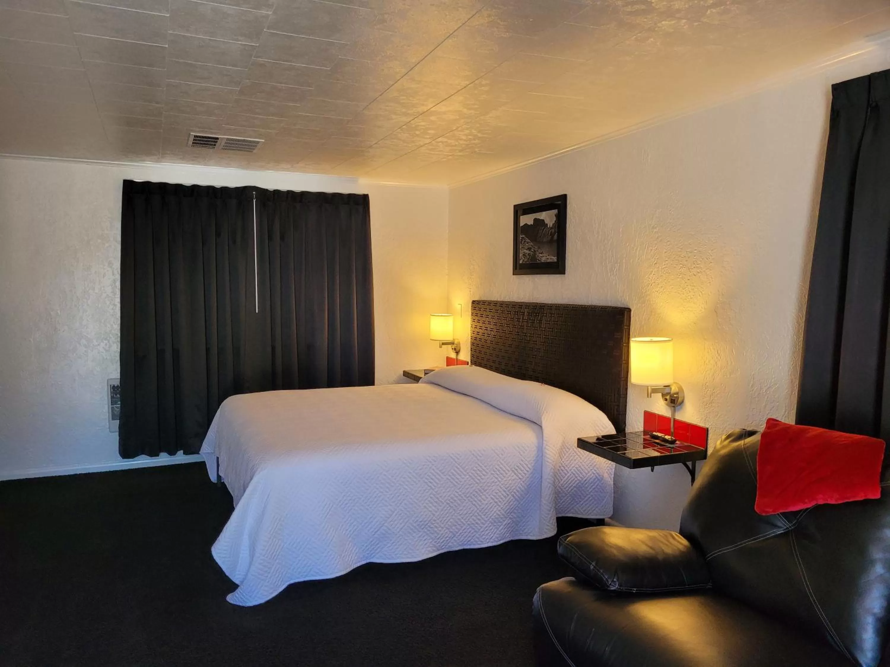 Photo of the whole room, Bed in Rocket Motel