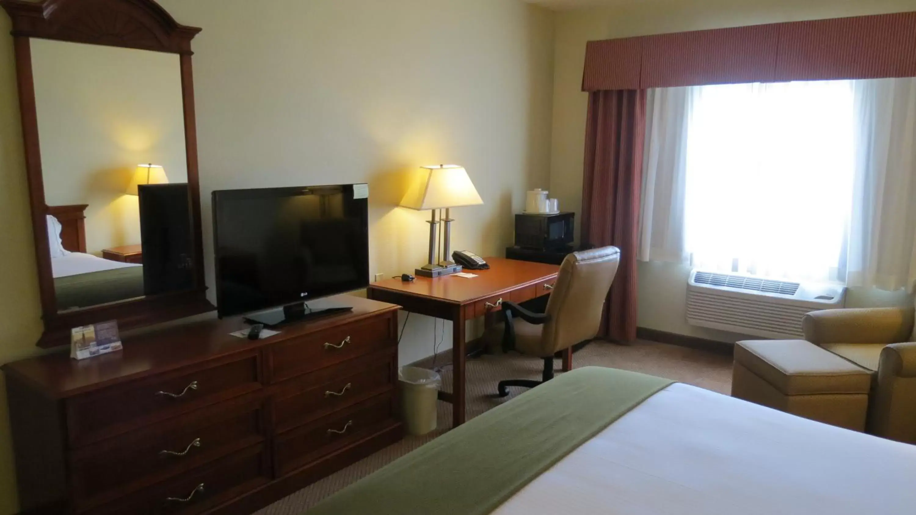 Day, TV/Entertainment Center in Baymont Inn & Suites by Wyndham Holbrook