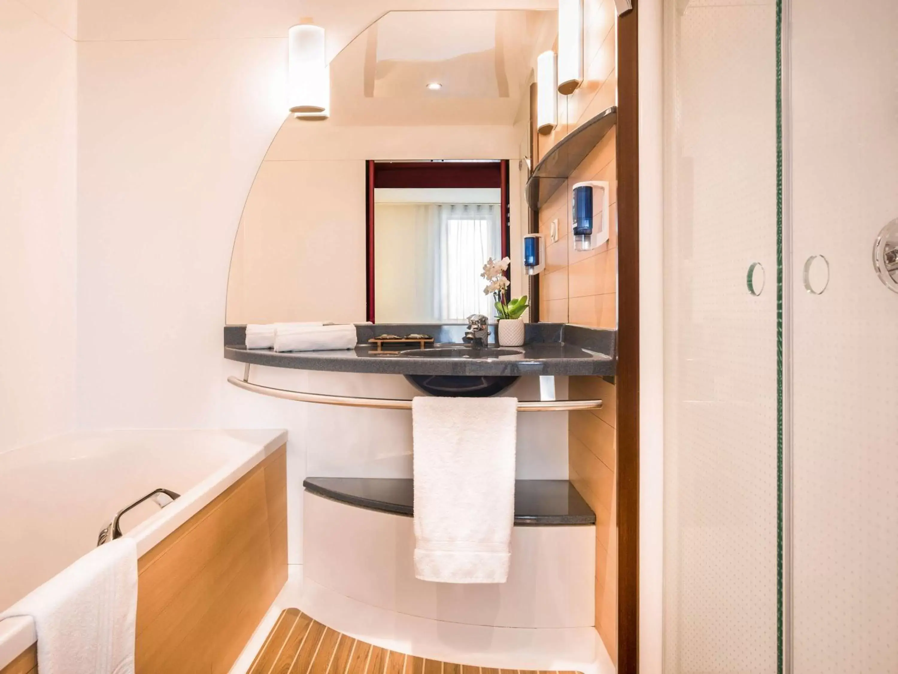 Bathroom, Kitchen/Kitchenette in Novotel Suites Cannes Centre
