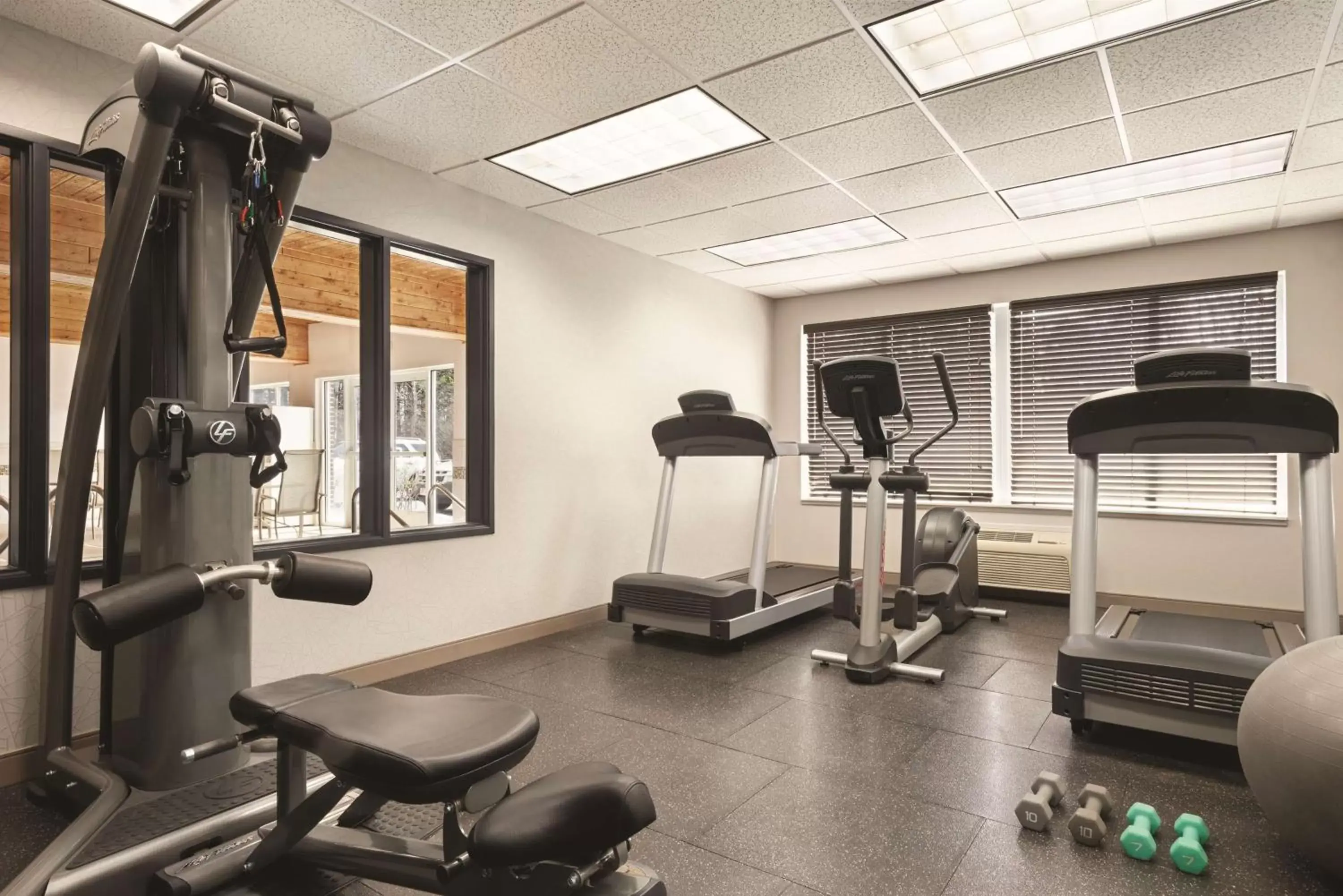 Property building, Fitness Center/Facilities in Country Inn & Suites by Radisson, Marinette, WI