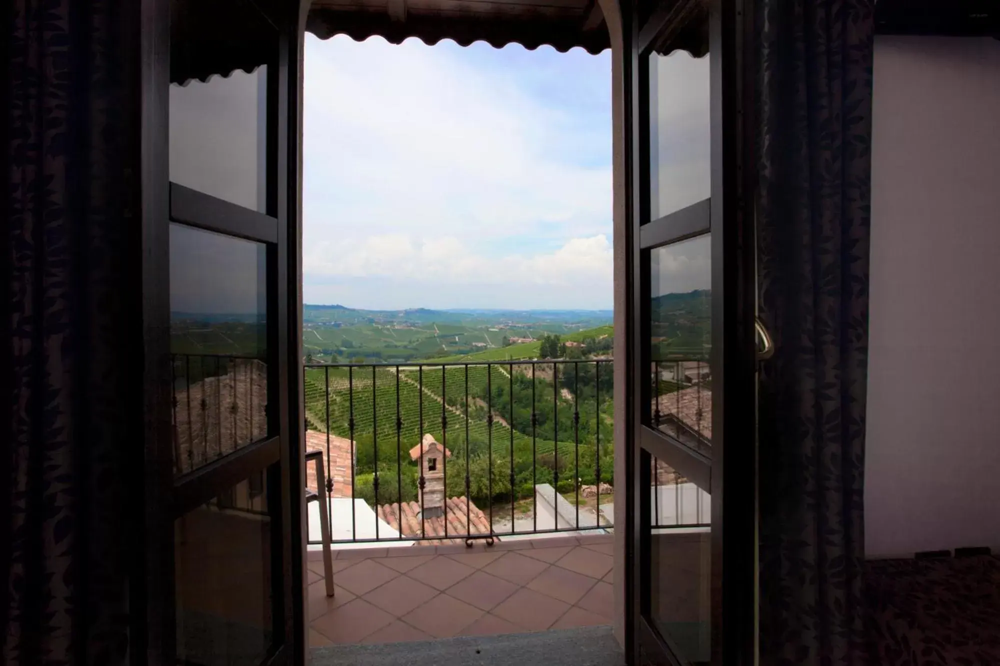 Balcony/Terrace, Mountain View in Le Torri - Castiglione Falletto