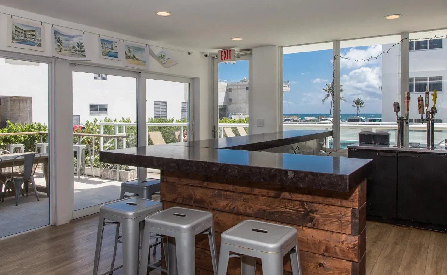 Lounge or bar, Kitchen/Kitchenette in Premiere Hotel