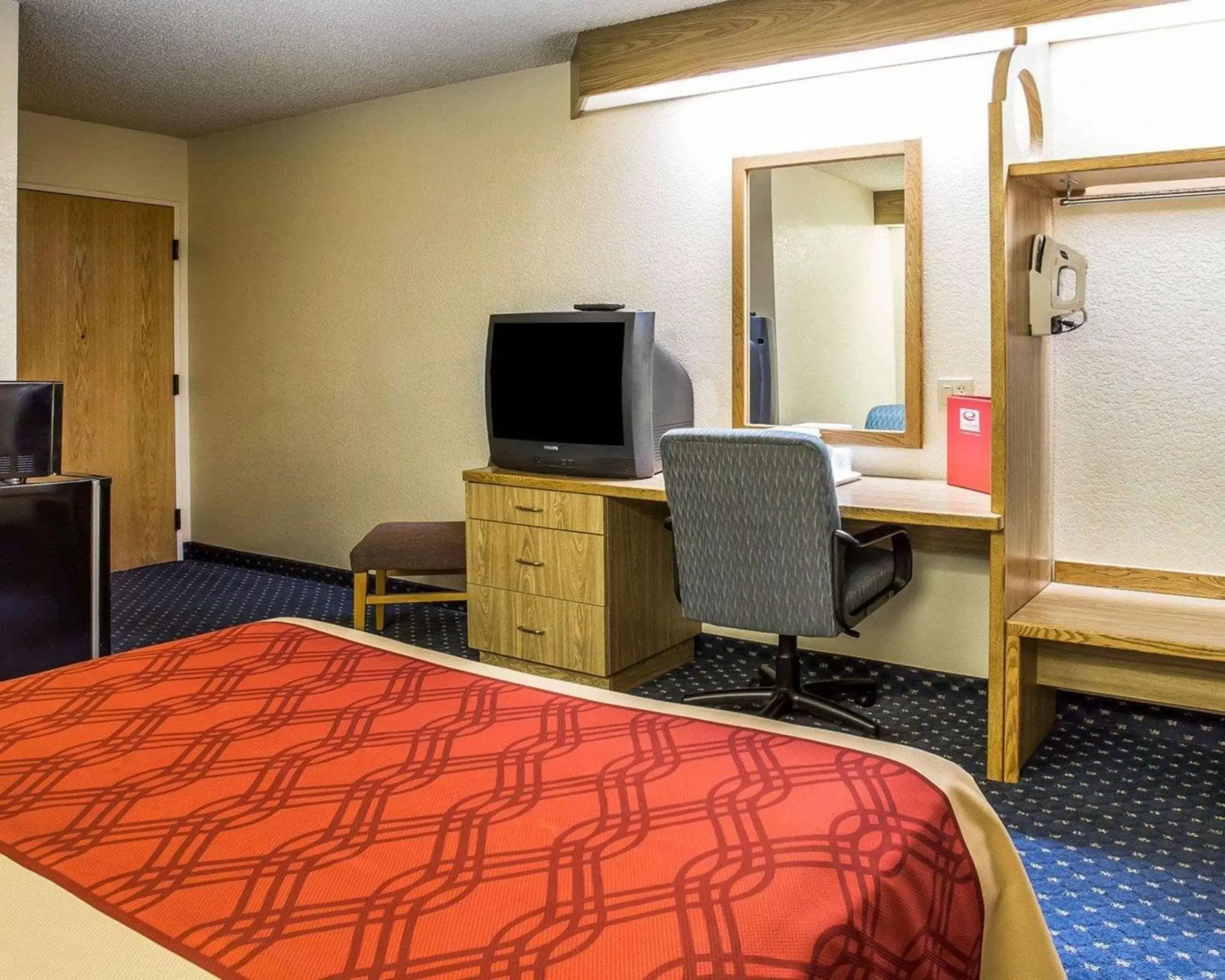 Photo of the whole room, Bed in Econo Lodge Denver International Airport