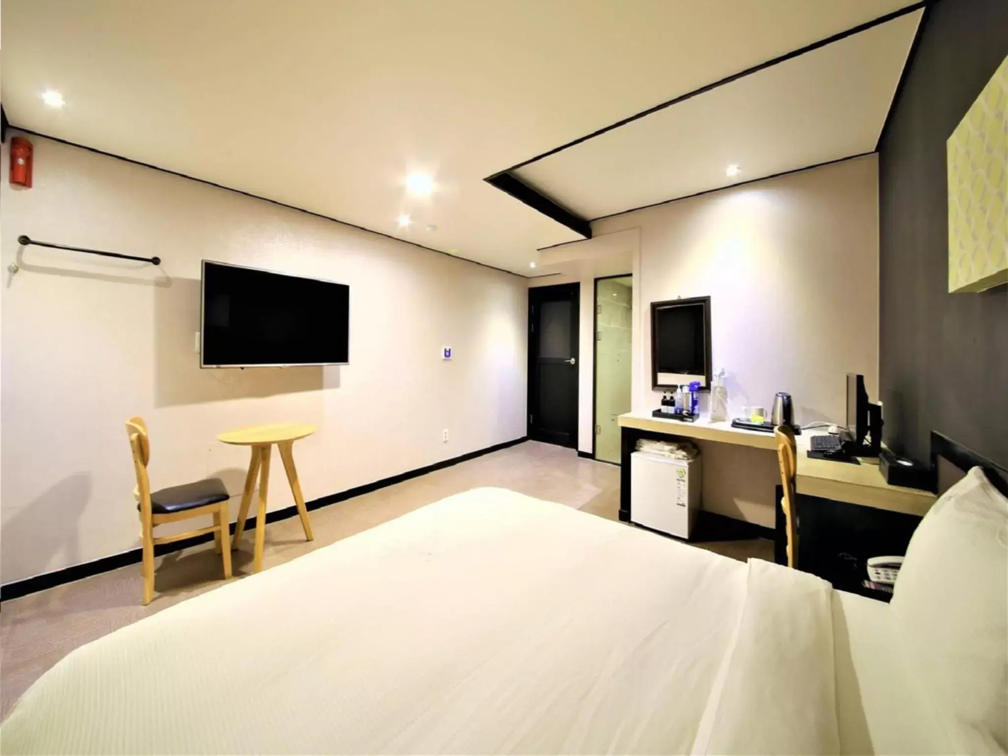 Bathroom, TV/Entertainment Center in Elysee Hotel